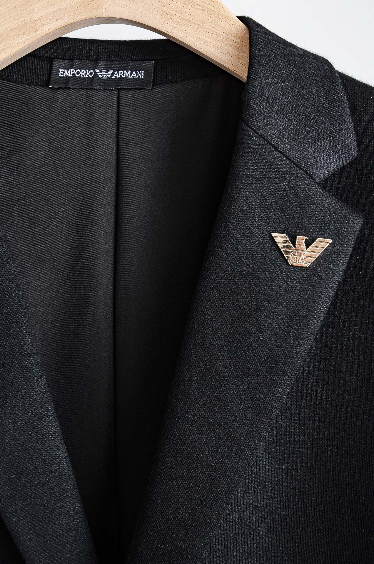 ☀️☀️ 阿玛尼2026FW羊毛混纺胸标点缀男士商务休闲西服#舒适有弹力，区别于普通的西装面料，这个是含