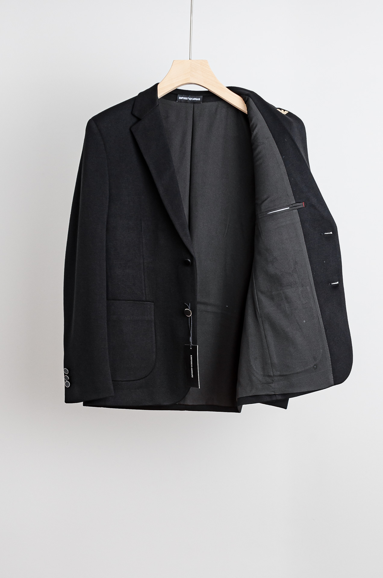 ☀️☀️ 阿玛尼2026FW羊毛混纺胸标点缀男士商务休闲西服#舒适有弹力，区别于普通的西装面料，这个是含