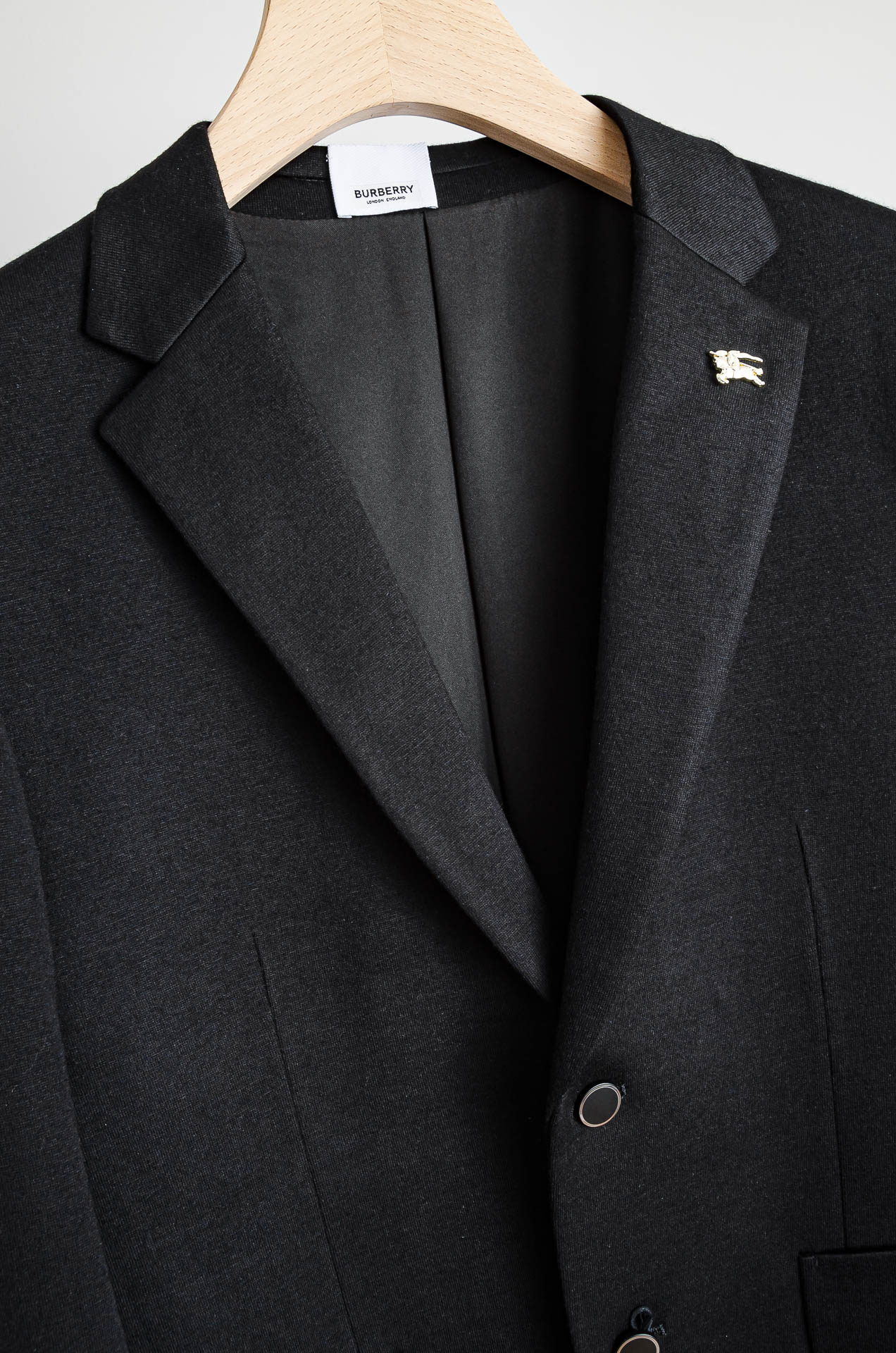 ☀️☀️Burberry巴宝莉2026FW羊毛混纺胸标点缀男士商务休闲西服#舒适有弹力，区别于普通的西装