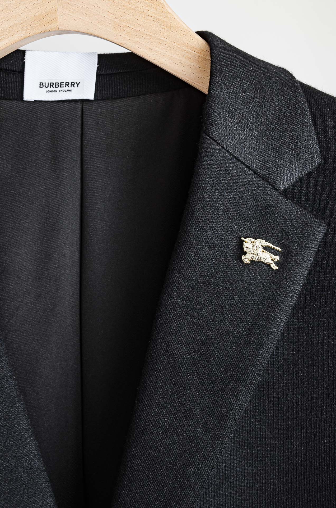 ☀️☀️Burberry巴宝莉2026FW羊毛混纺胸标点缀男士商务休闲西服#舒适有弹力，区别于普通的西装