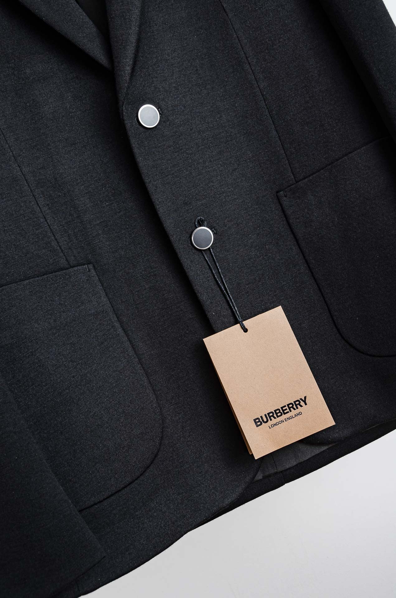 ☀️☀️Burberry巴宝莉2026FW羊毛混纺胸标点缀男士商务休闲西服#舒适有弹力，区别于普通的西装