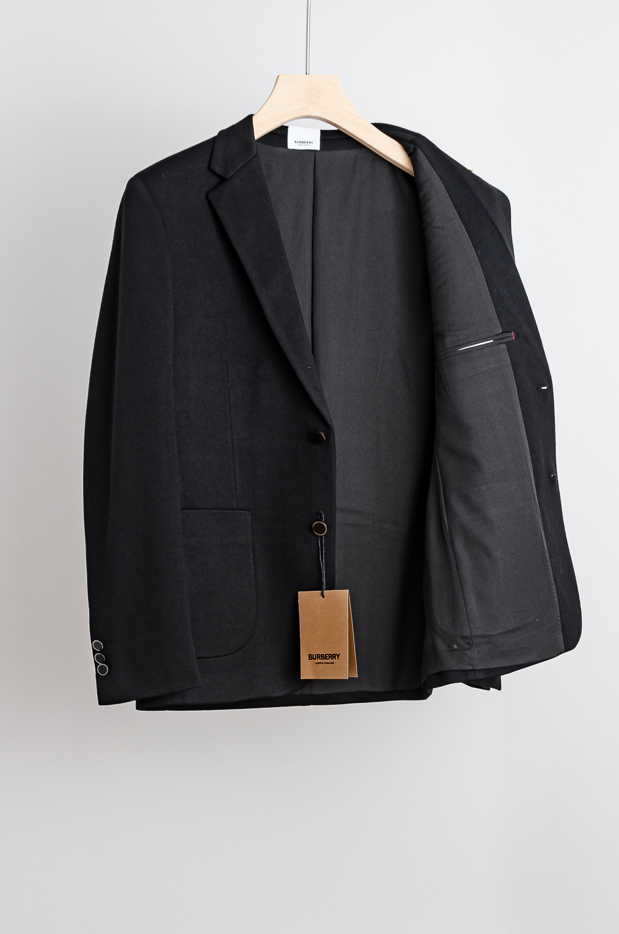 ☀️☀️Burberry巴宝莉2026FW羊毛混纺胸标点缀男士商务休闲西服#舒适有弹力，区别于普通的西装