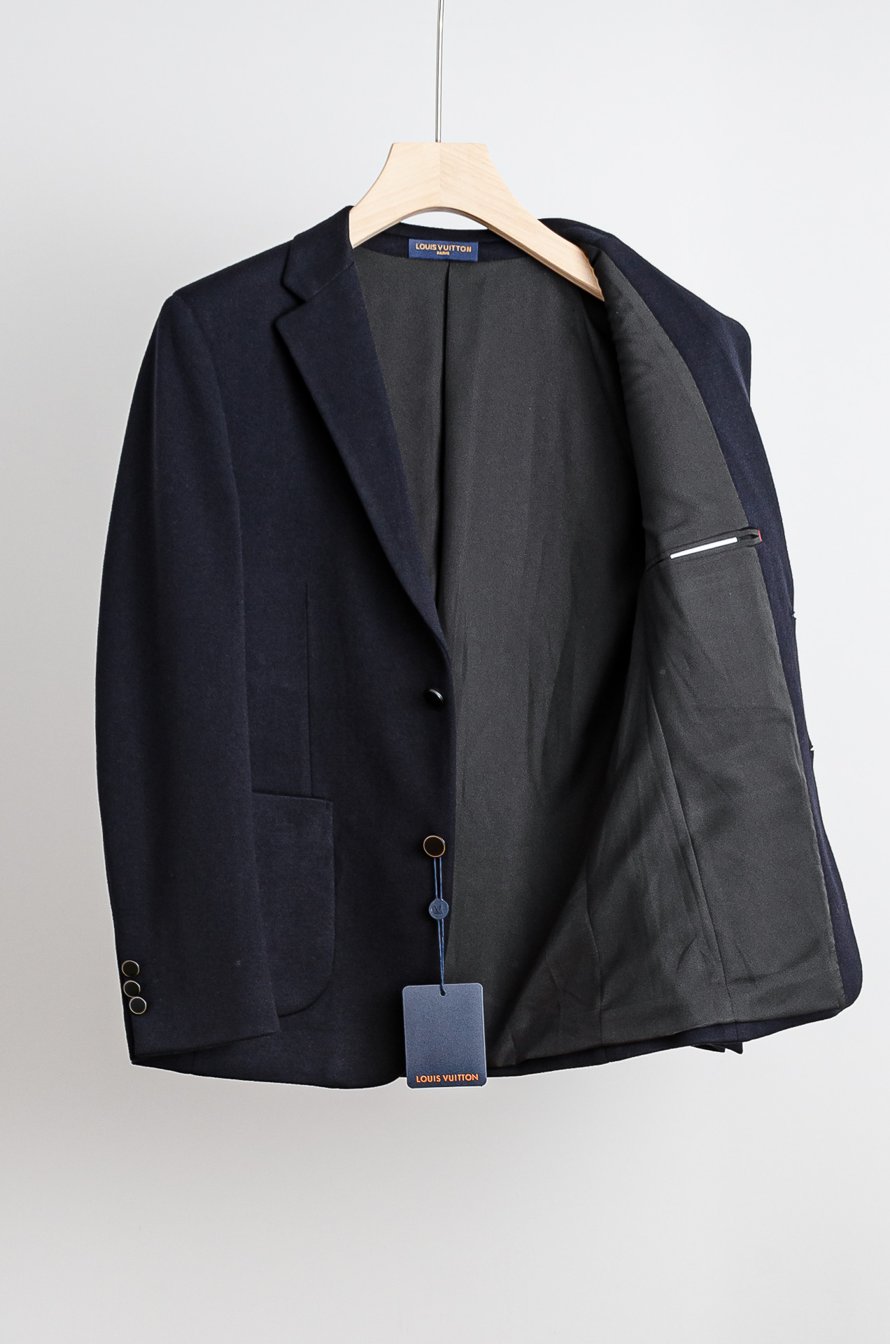 ☀️☀️LV 2026ss 羊毛混纺胸标点缀男士商务休闲西服#舒适有弹力，区别于普通的西装面料，这个是含