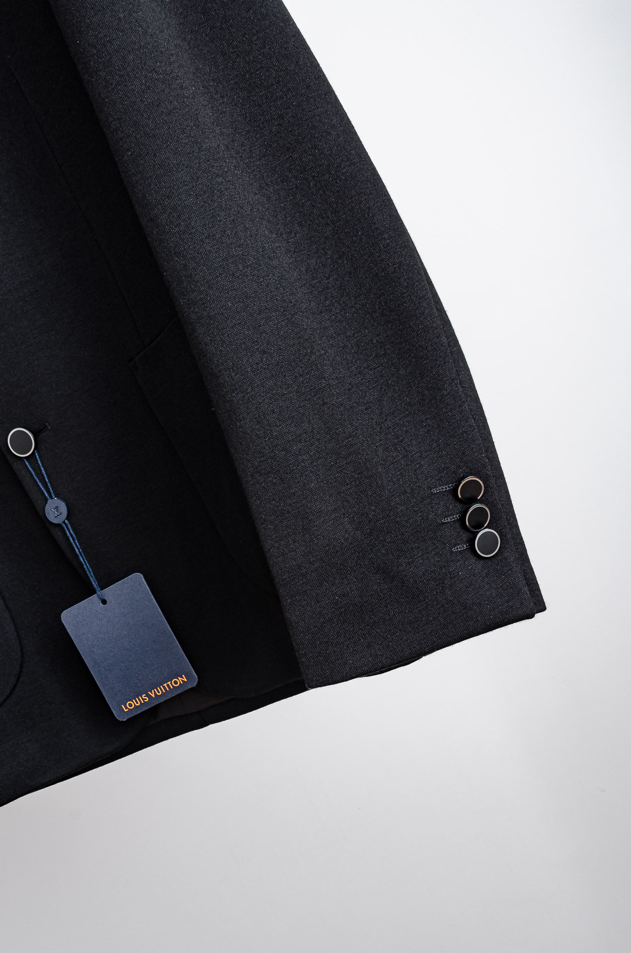 ☀️☀️LV 2026ss 羊毛混纺胸标点缀男士商务休闲西服#舒适有弹力，区别于普通的西装面料，这个是含