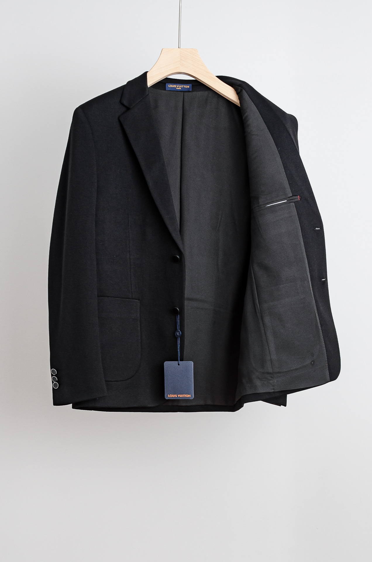 ☀️☀️LV 2026ss 羊毛混纺胸标点缀男士商务休闲西服#舒适有弹力，区别于普通的西装面料，这个是含
