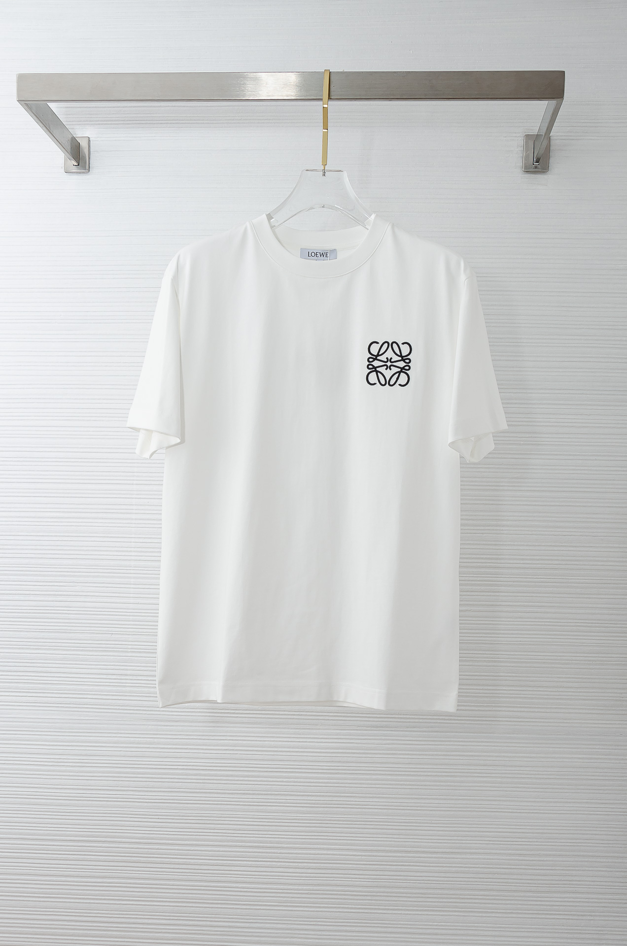 LOEWE罗意威2026SS时尚潮人必备男士休闲圆领短袖T恤衫#设计理念潮流前卫与尚可持续。此款圆领T恤