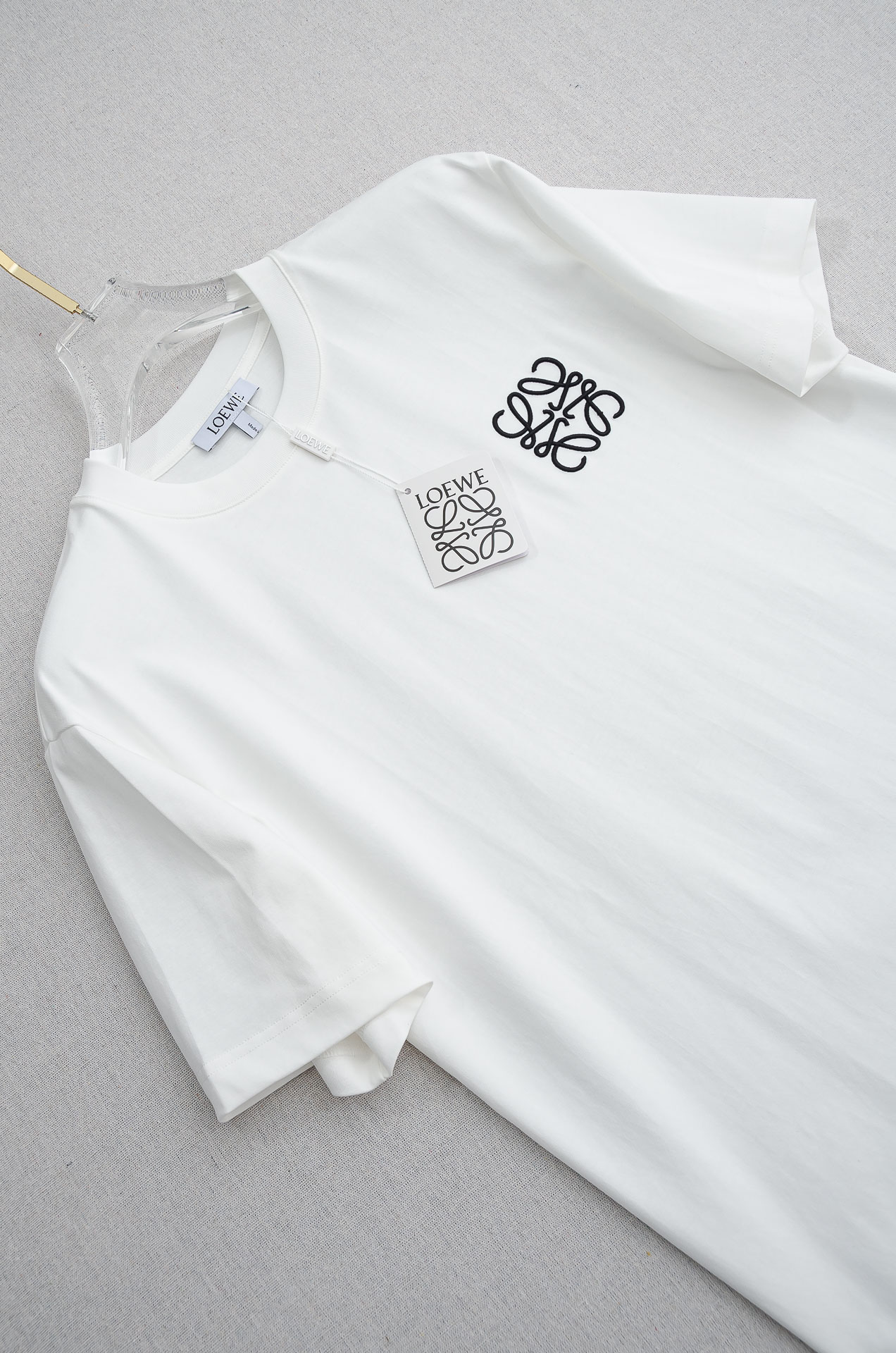 LOEWE罗意威2026SS时尚潮人必备男士休闲圆领短袖T恤衫#设计理念潮流前卫与尚可持续。此款圆领T恤