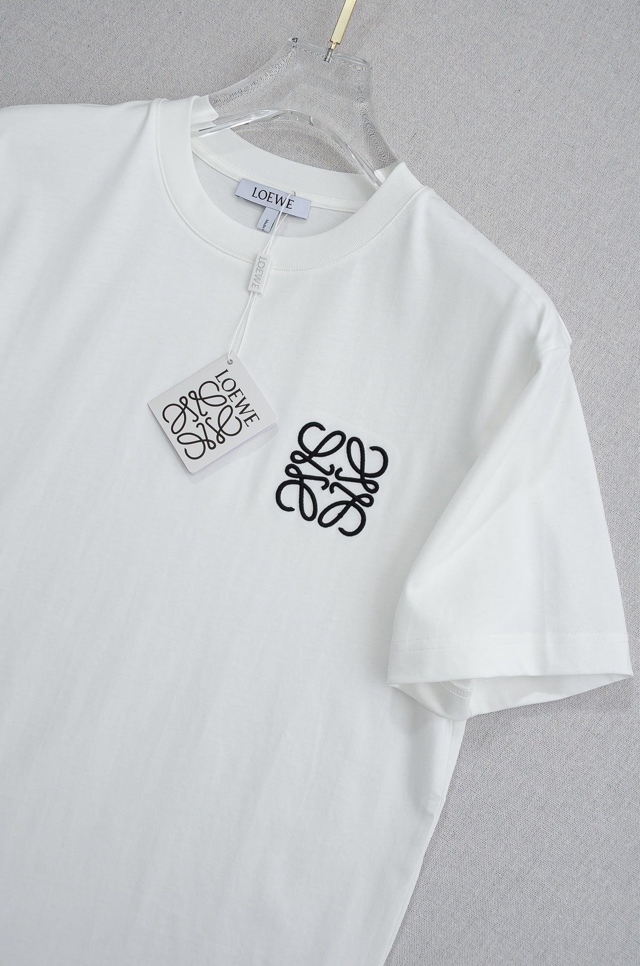 LOEWE罗意威2026SS时尚潮人必备男士休闲圆领短袖T恤衫#设计理念潮流前卫与尚可持续。此款圆领T恤