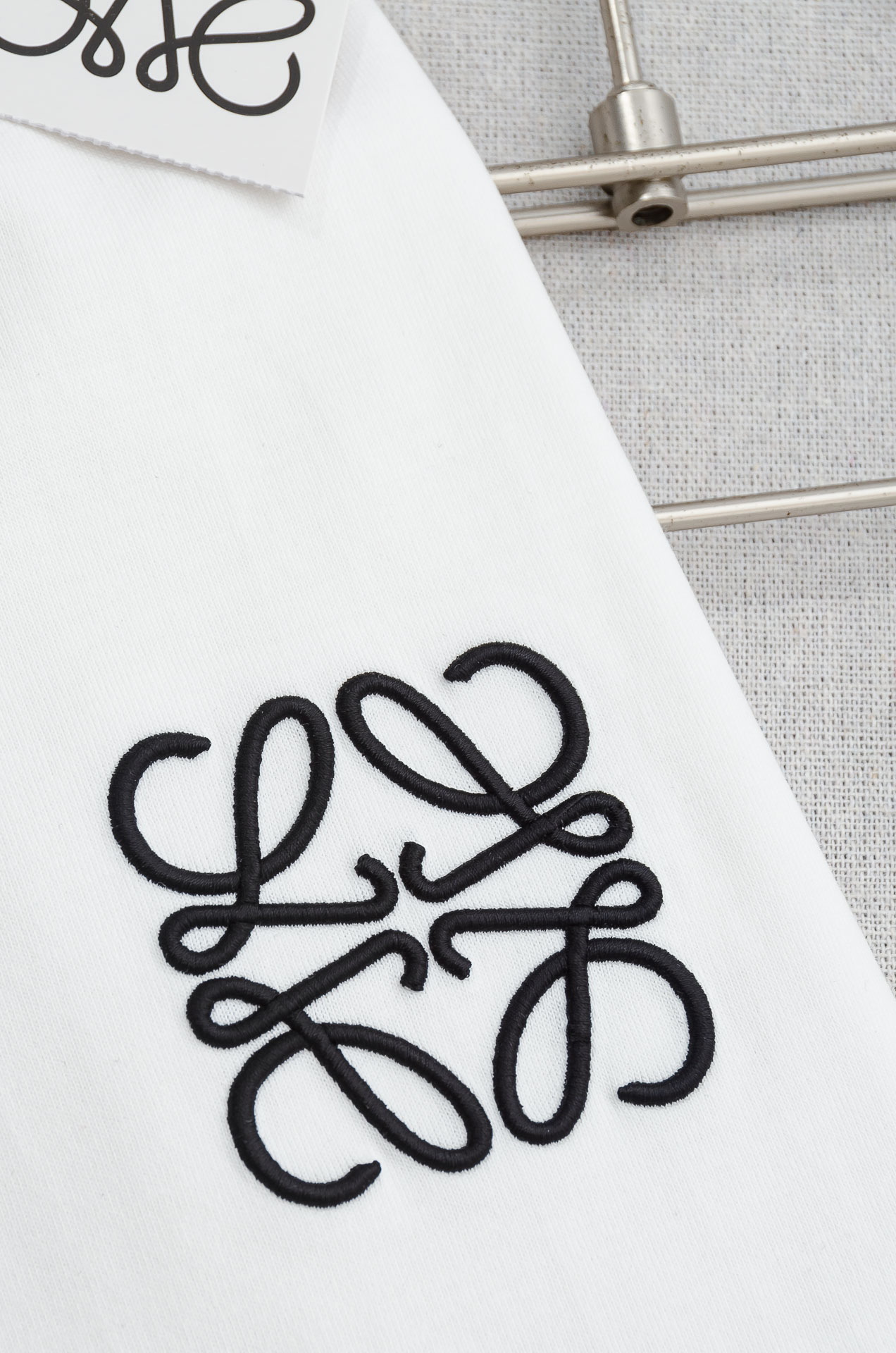 LOEWE罗意威2026SS时尚潮人必备男士休闲圆领短袖T恤衫#设计理念潮流前卫与尚可持续。此款圆领T恤