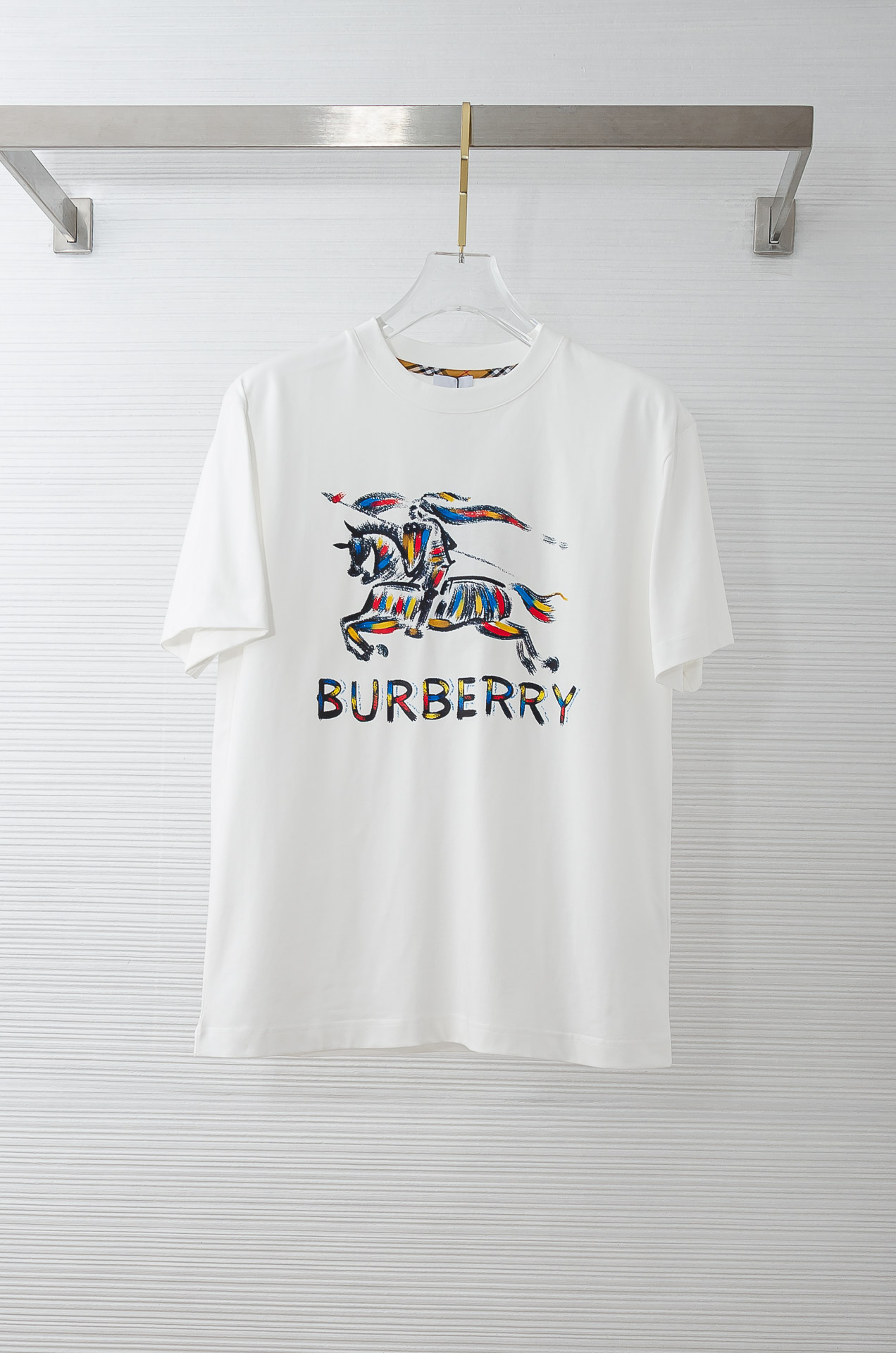 Burberry巴宝莉2026SS时尚潮人必备男士休闲圆领短袖T恤衫#设计理念潮流前卫与尚可持续。此款圆