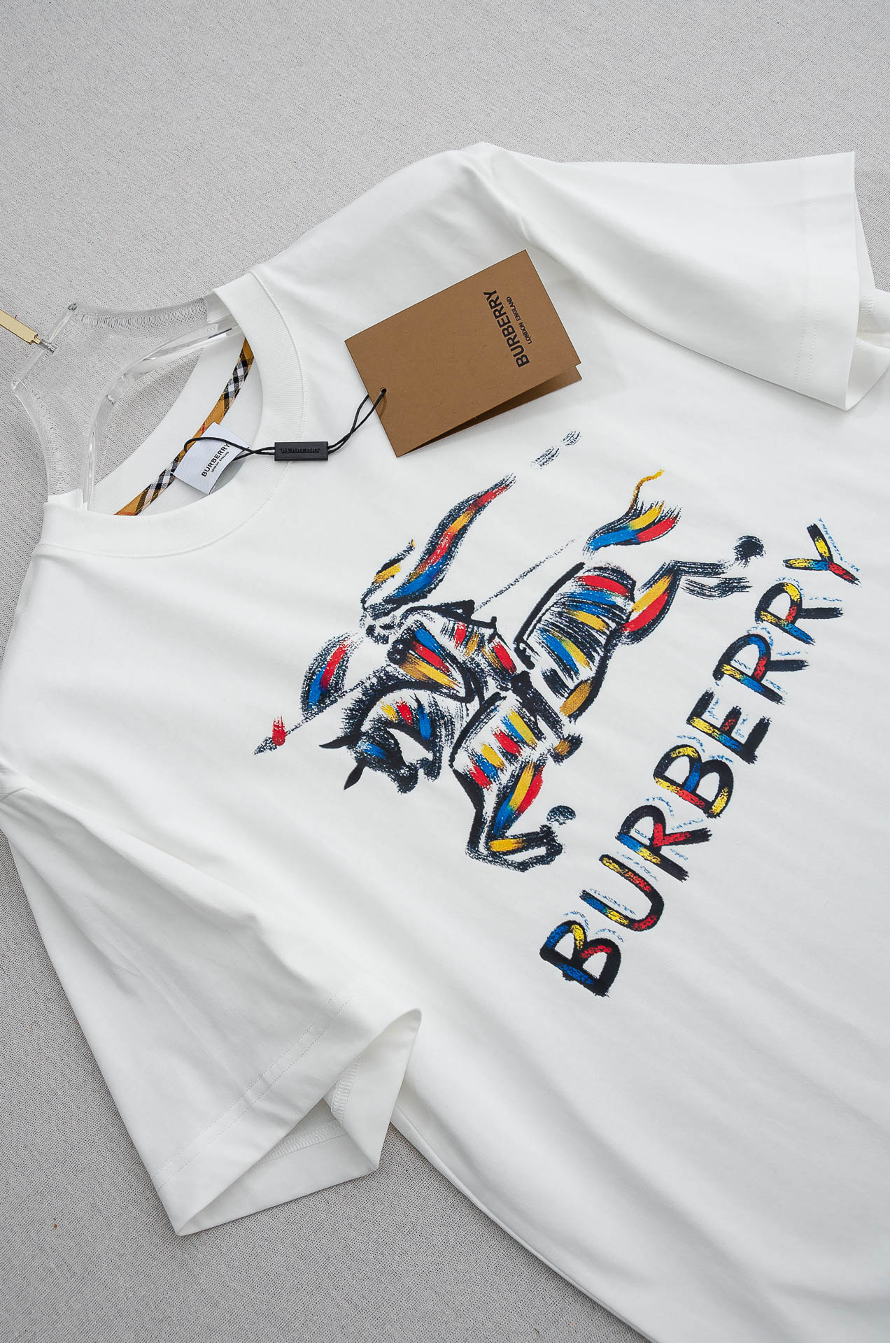 Burberry巴宝莉2026SS时尚潮人必备男士休闲圆领短袖T恤衫#设计理念潮流前卫与尚可持续。此款圆