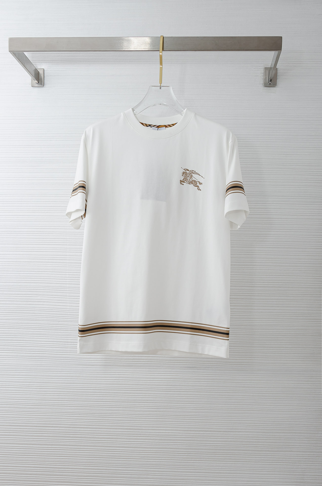 Burbe*rry巴宝*莉2026SS时尚潮人必备男士休闲圆领短袖T恤衫#设计理念潮流前卫与尚可持续，选