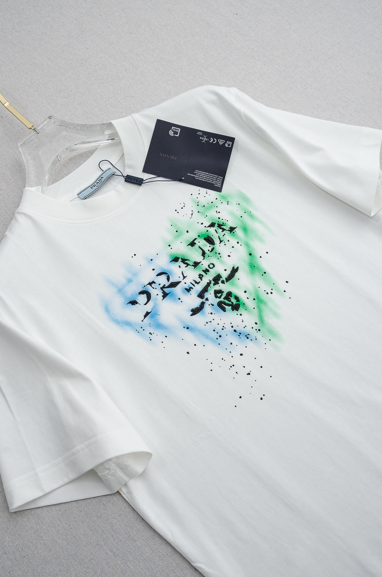 PRADA普拉达2026SS时尚潮人必备男士休闲圆领短袖T恤衫#设计理念潮流前卫与尚可持续。此款圆领T恤