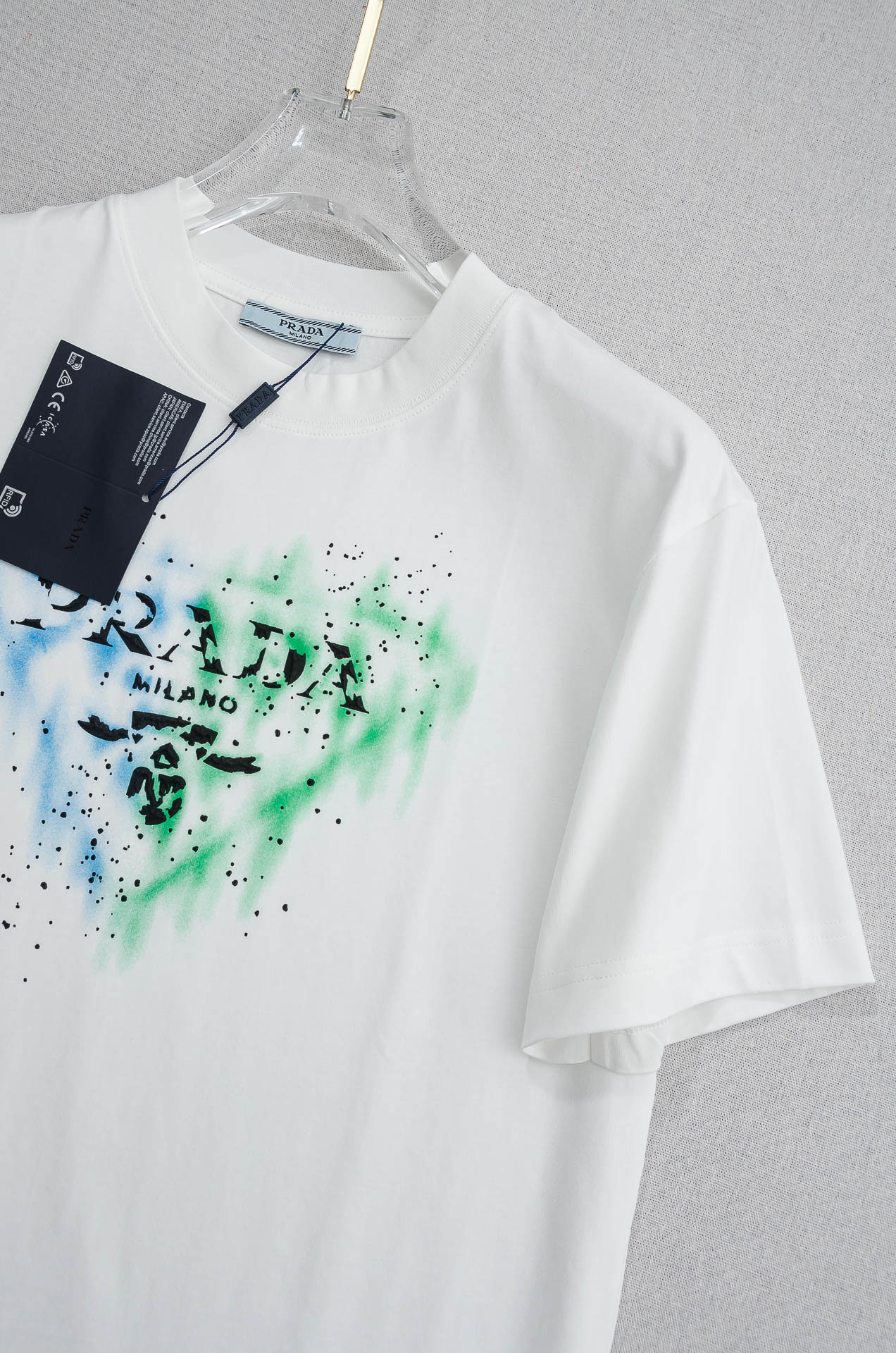 PRADA普拉达2026SS时尚潮人必备男士休闲圆领短袖T恤衫#设计理念潮流前卫与尚可持续。此款圆领T恤