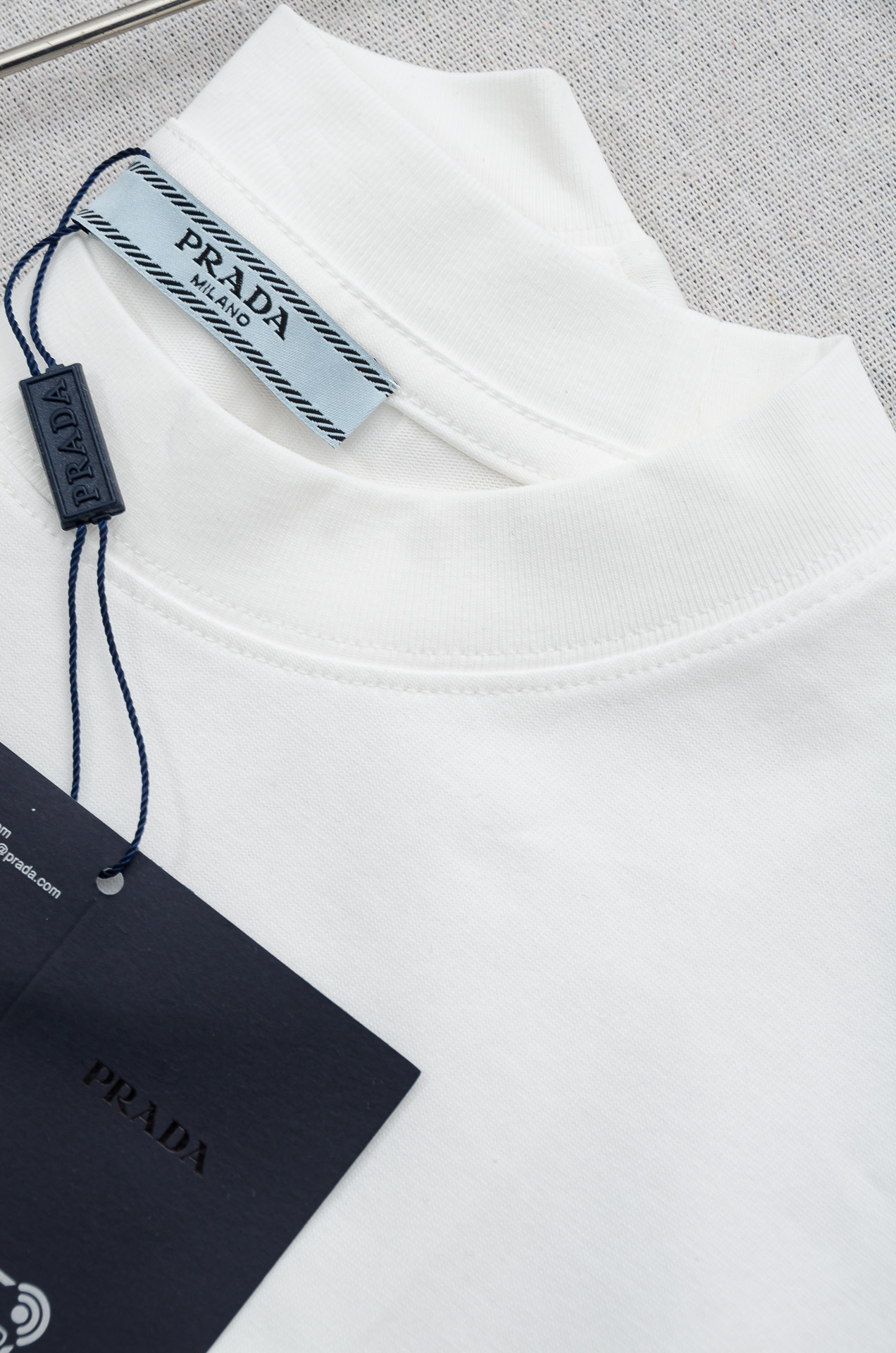 PRADA普拉达2026SS时尚潮人必备男士休闲圆领短袖T恤衫#设计理念潮流前卫与尚可持续。此款圆领T恤