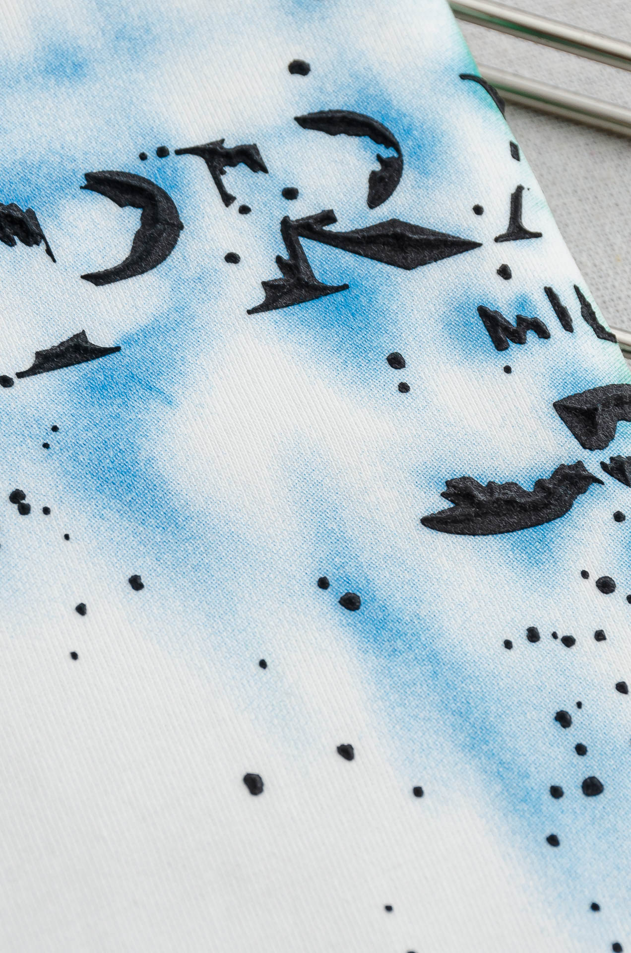 PRADA普拉达2026SS时尚潮人必备男士休闲圆领短袖T恤衫#设计理念潮流前卫与尚可持续。此款圆领T恤