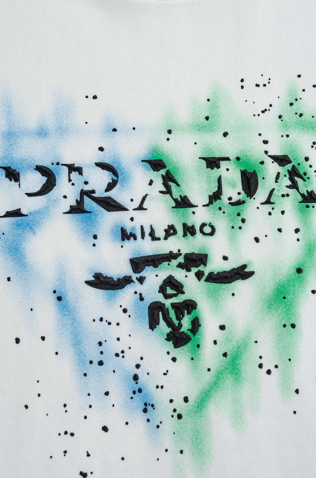 PRADA普拉达2026SS时尚潮人必备男士休闲圆领短袖T恤衫#设计理念潮流前卫与尚可持续。此款圆领T恤