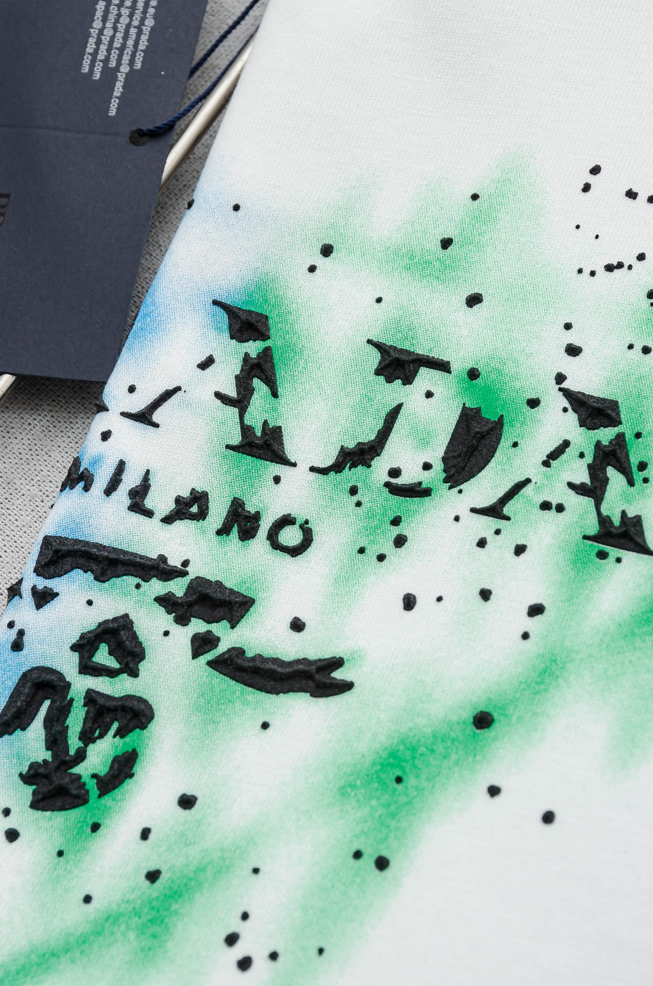 PRADA普拉达2026SS时尚潮人必备男士休闲圆领短袖T恤衫#设计理念潮流前卫与尚可持续。此款圆领T恤