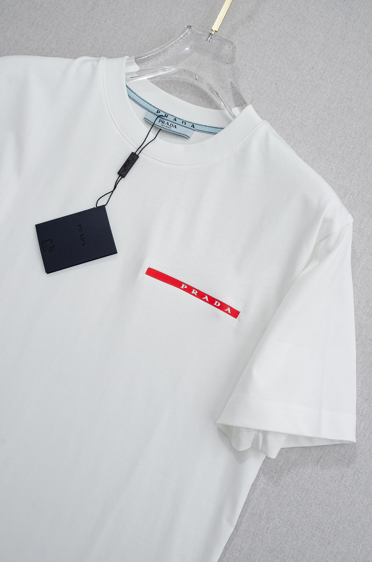 PRADA普拉达2026SS时尚潮人必备男士休闲圆领短袖T恤衫#简约设计前卫与尚可持续。此款圆领T恤的前