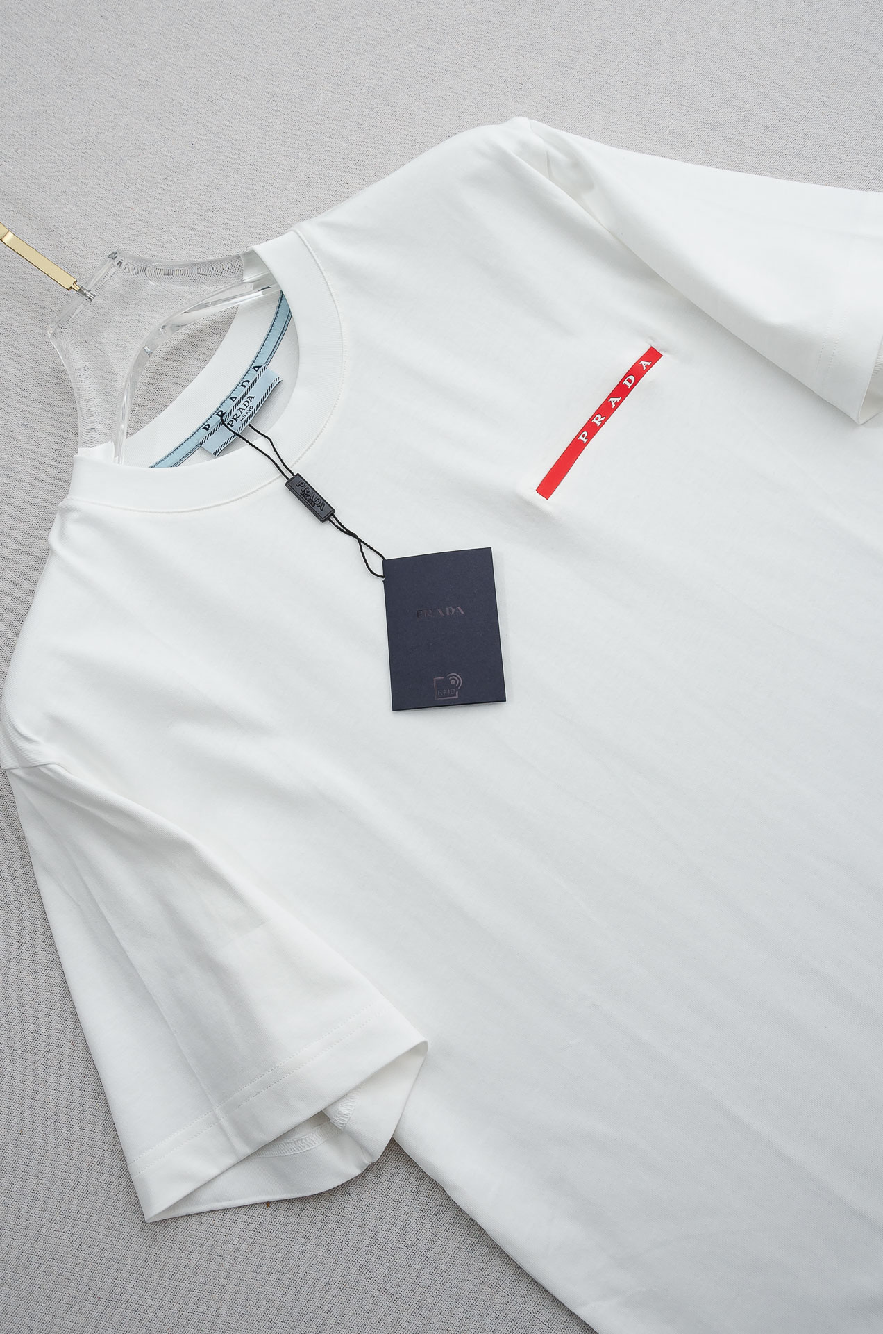 PRADA普拉达2026SS时尚潮人必备男士休闲圆领短袖T恤衫#简约设计前卫与尚可持续。此款圆领T恤的前