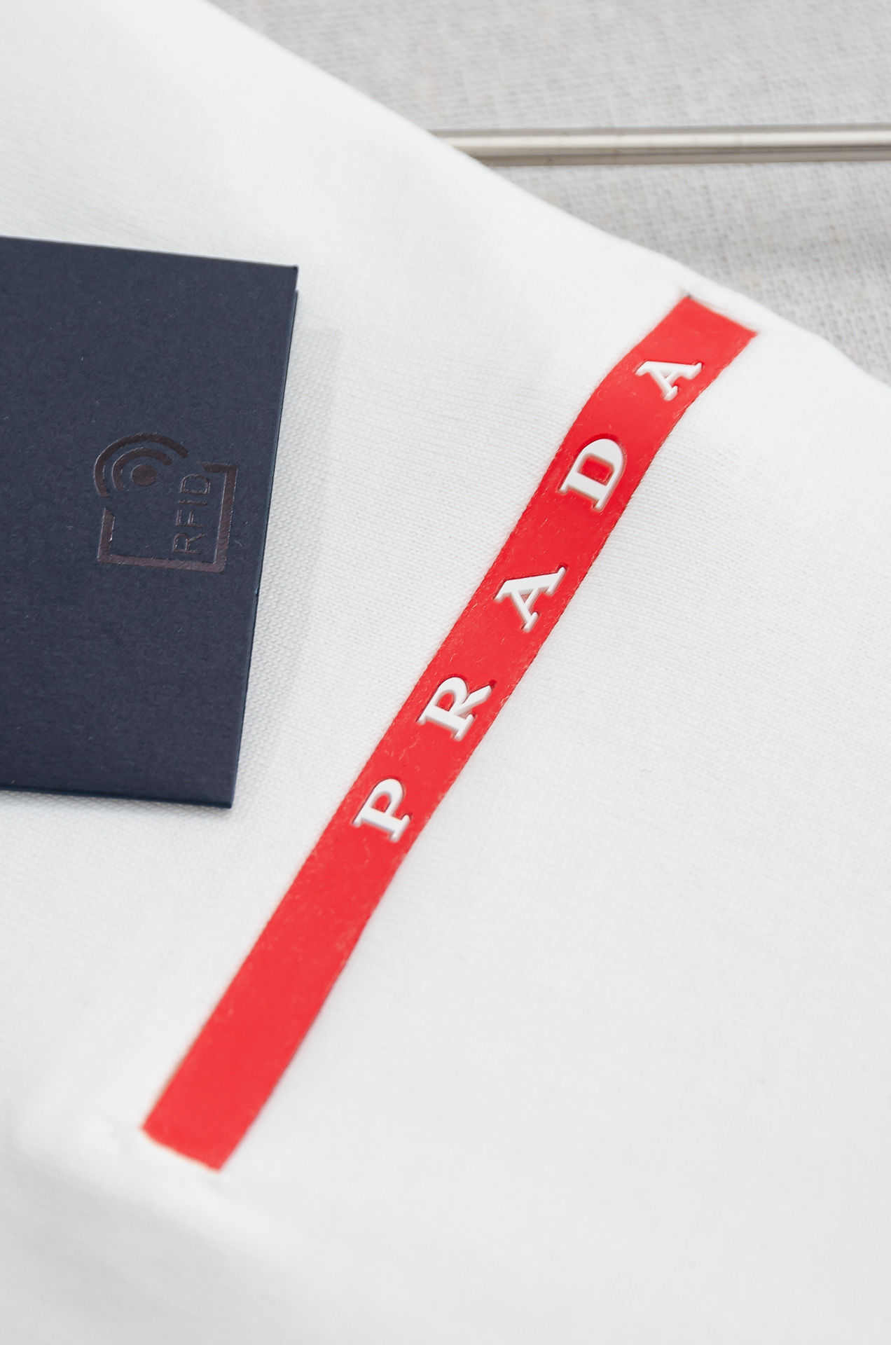 PRADA普拉达2026SS时尚潮人必备男士休闲圆领短袖T恤衫#简约设计前卫与尚可持续。此款圆领T恤的前