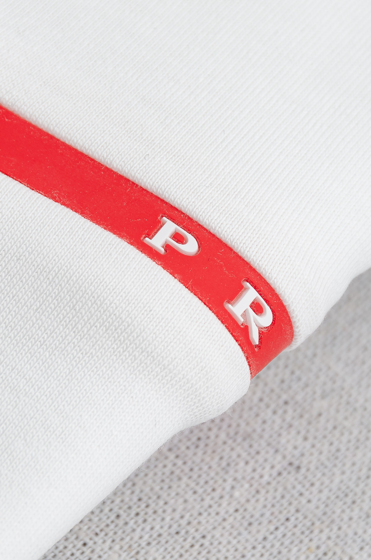 PRADA普拉达2026SS时尚潮人必备男士休闲圆领短袖T恤衫#简约设计前卫与尚可持续。此款圆领T恤的前