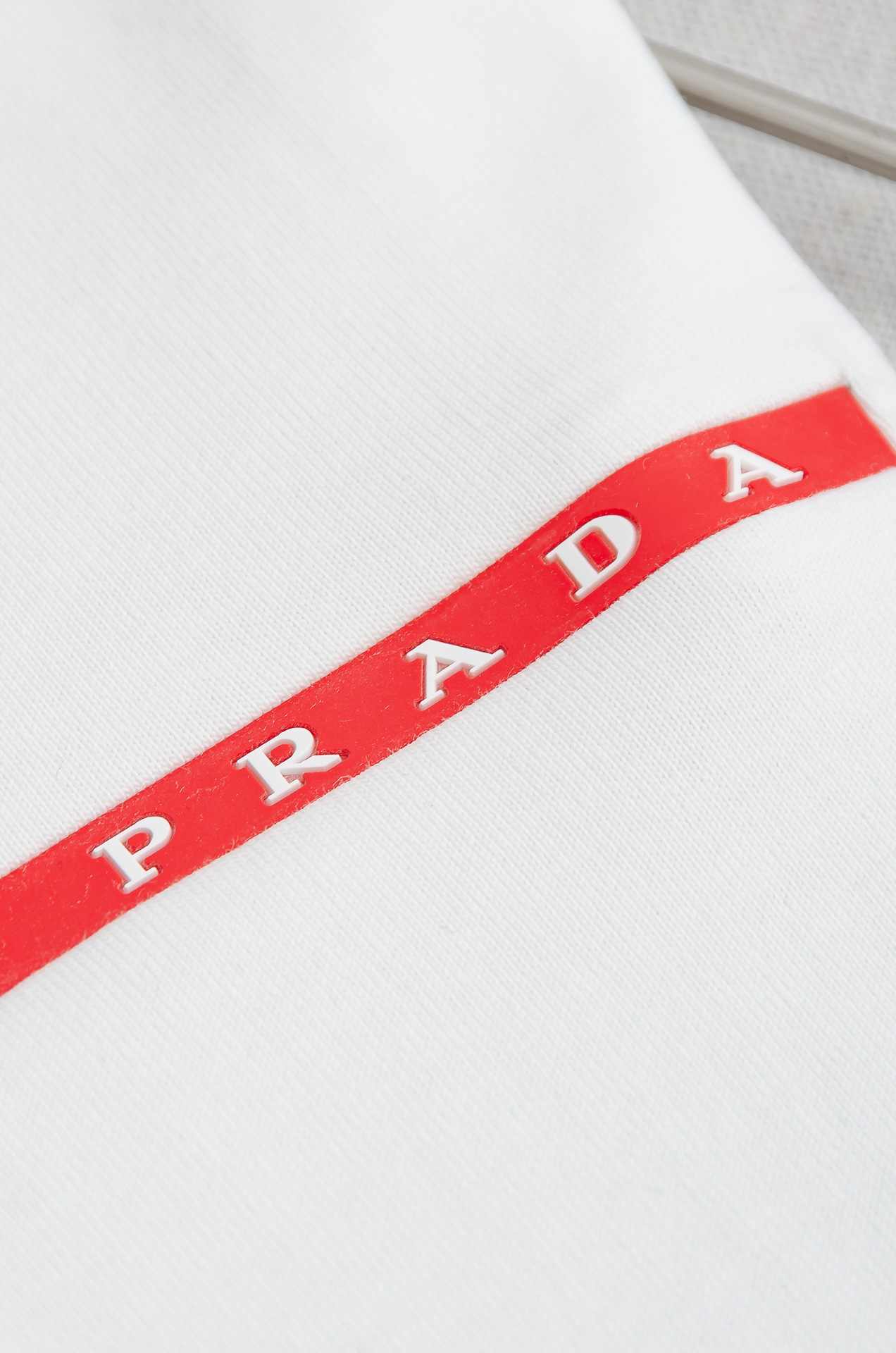 PRADA普拉达2026SS时尚潮人必备男士休闲圆领短袖T恤衫#简约设计前卫与尚可持续。此款圆领T恤的前