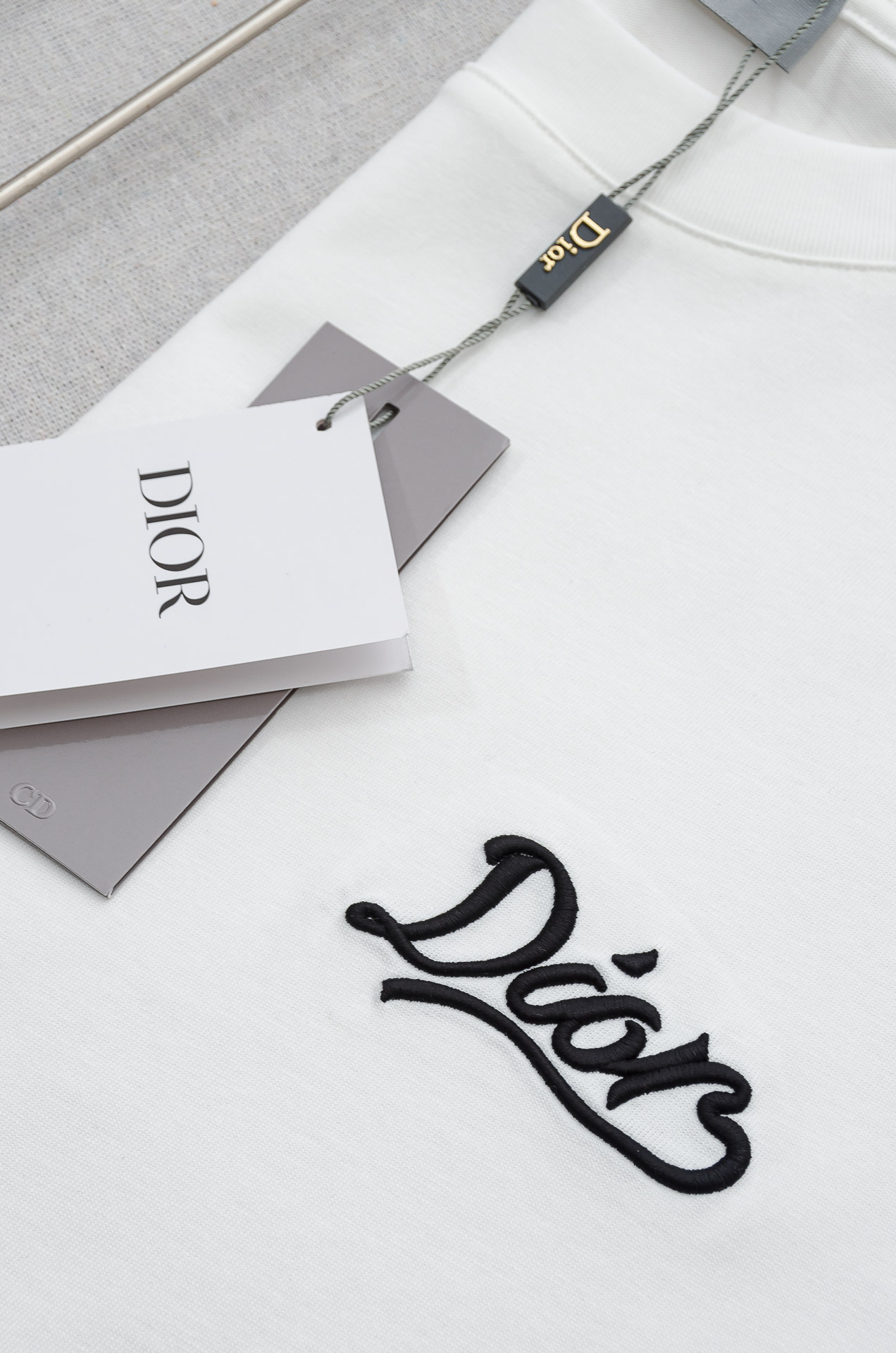 🌾 Dior迪奥2026SS时尚潮人必备男士休闲圆领短袖T恤衫#设计理念潮流前卫与尚可持续，前幅刺绣工艺