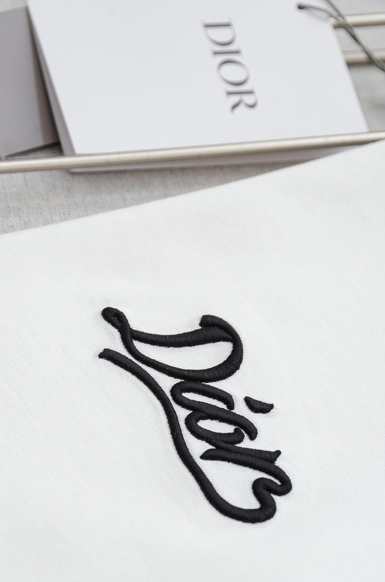 🌾 Dior迪奥2026SS时尚潮人必备男士休闲圆领短袖T恤衫#设计理念潮流前卫与尚可持续，前幅刺绣工艺