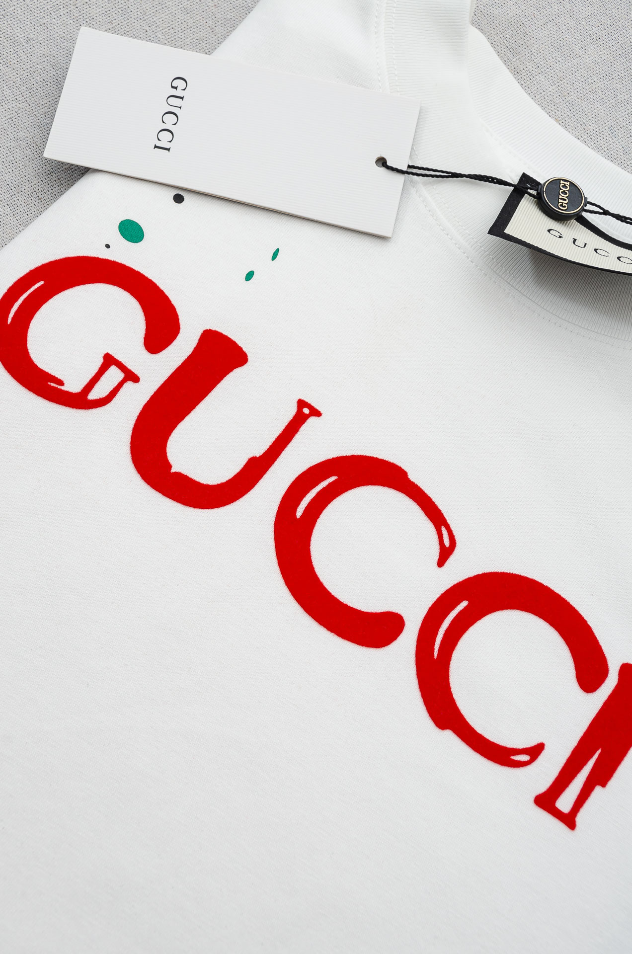 GUC*CI古驰2026SS时尚潮人必备男士休闲圆领短袖T恤衫#设计理念潮流前卫与尚可持续。此款圆领T恤