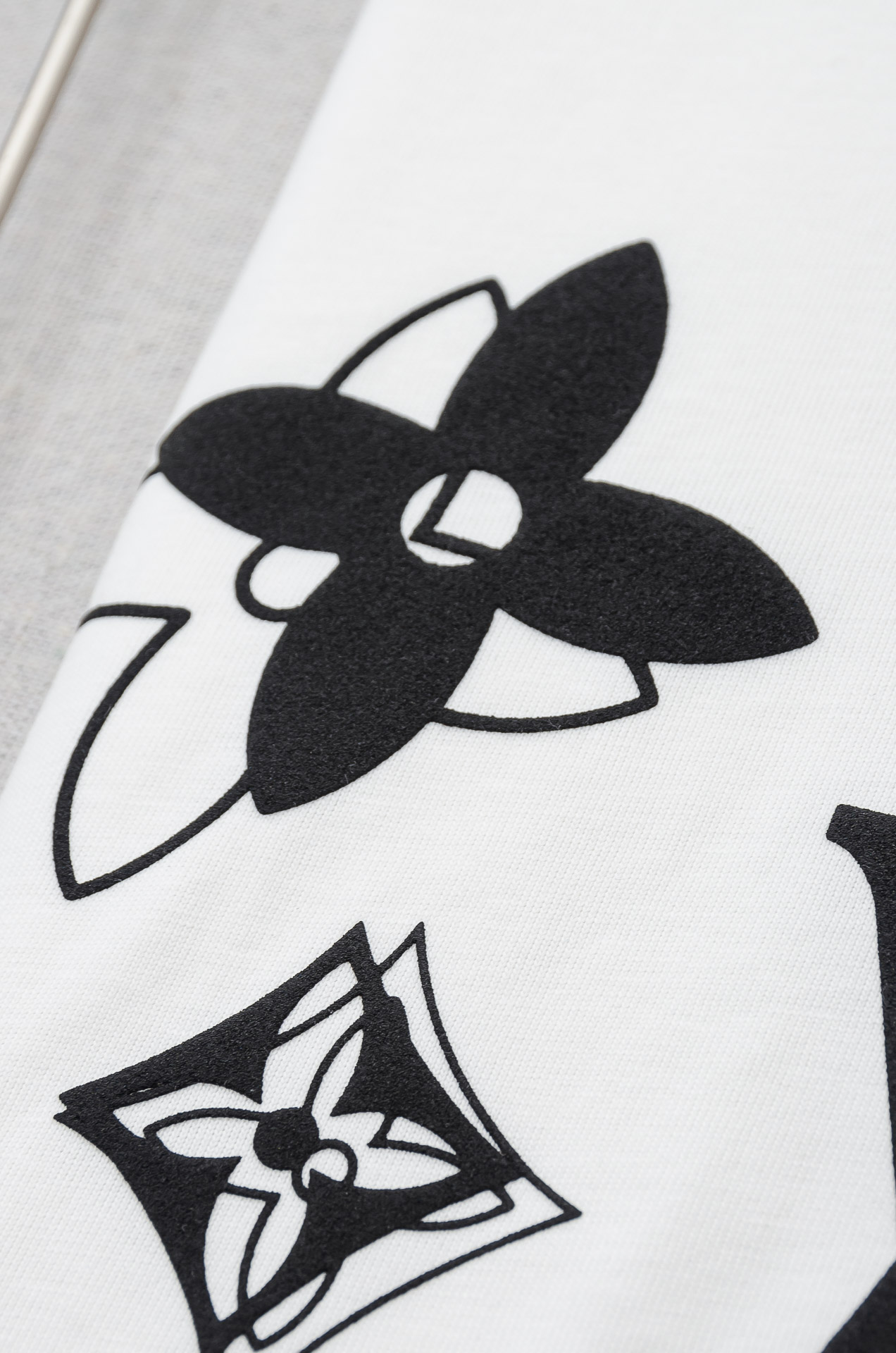 LV 2026SS时尚潮人必备男士休闲圆领短袖T恤衫#设计理念潮流前卫与尚可持续，选用客供进口100%棉