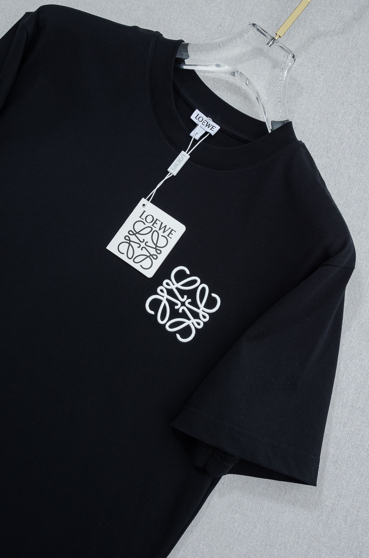 LOEWE罗意威2026SS时尚潮人必备男士休闲圆领短袖T恤衫#设计理念潮流前卫与尚可持续。此款圆领T恤