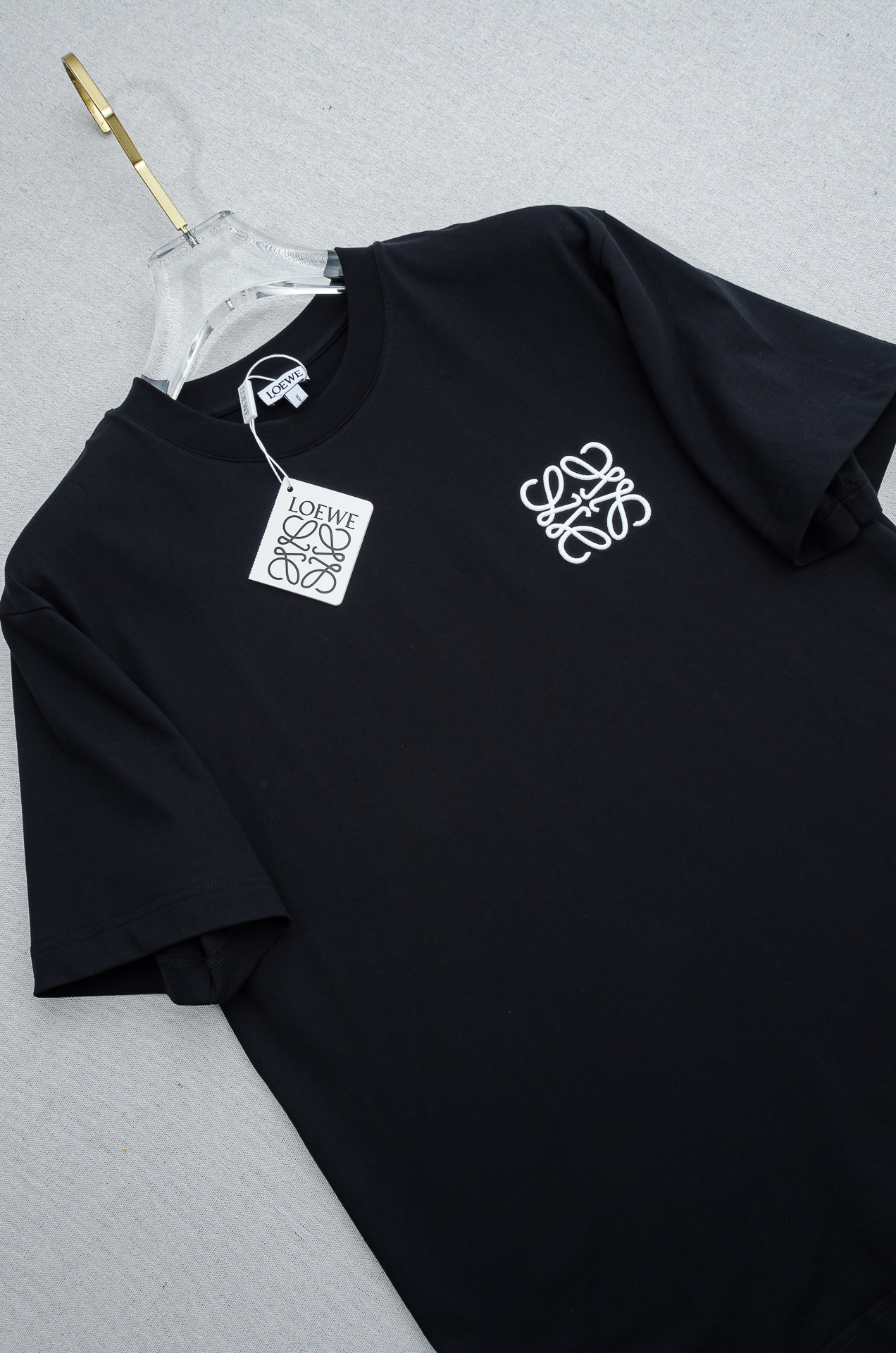 LOEWE罗意威2026SS时尚潮人必备男士休闲圆领短袖T恤衫#设计理念潮流前卫与尚可持续。此款圆领T恤