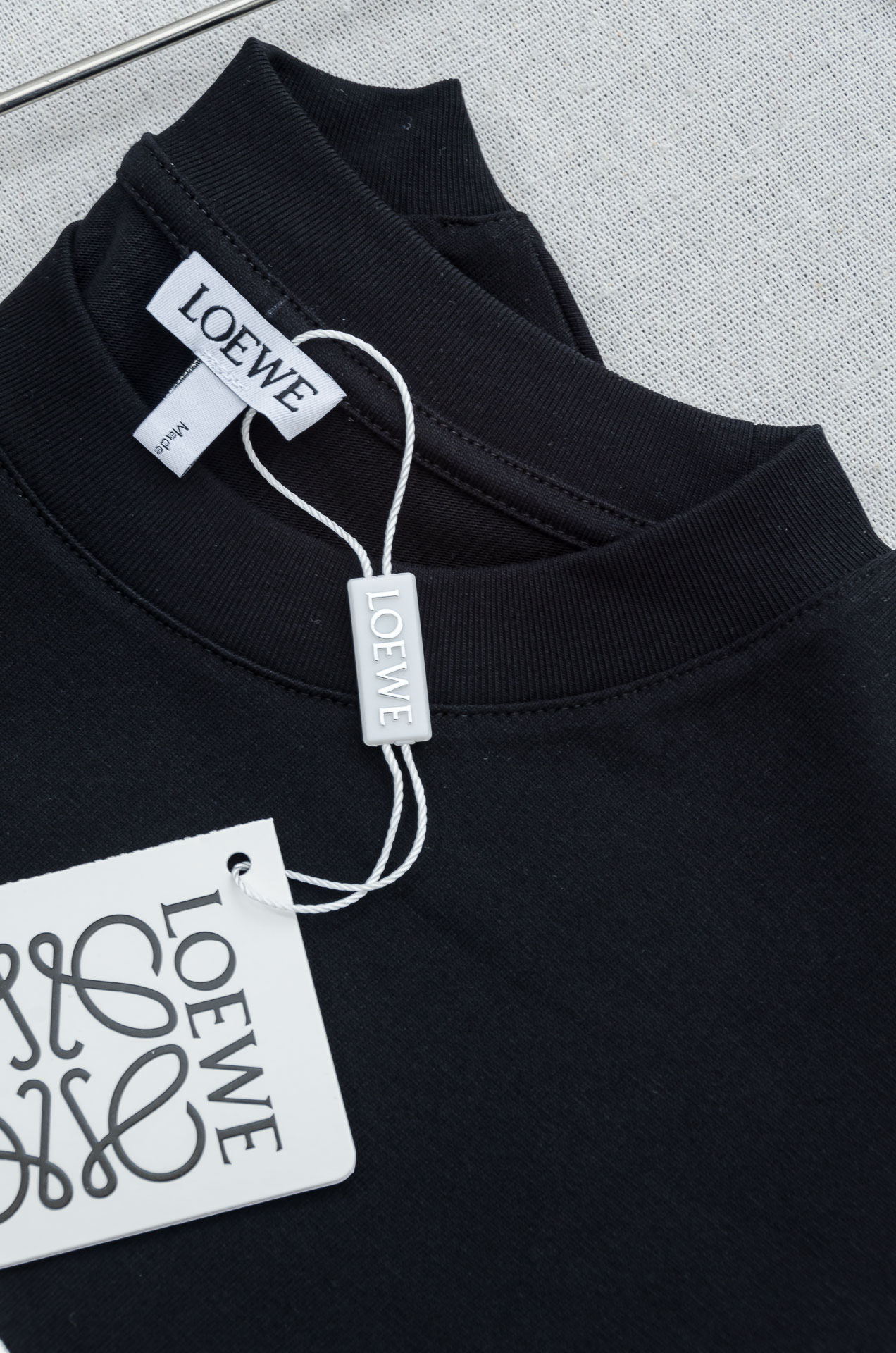 LOEWE罗意威2026SS时尚潮人必备男士休闲圆领短袖T恤衫#设计理念潮流前卫与尚可持续。此款圆领T恤