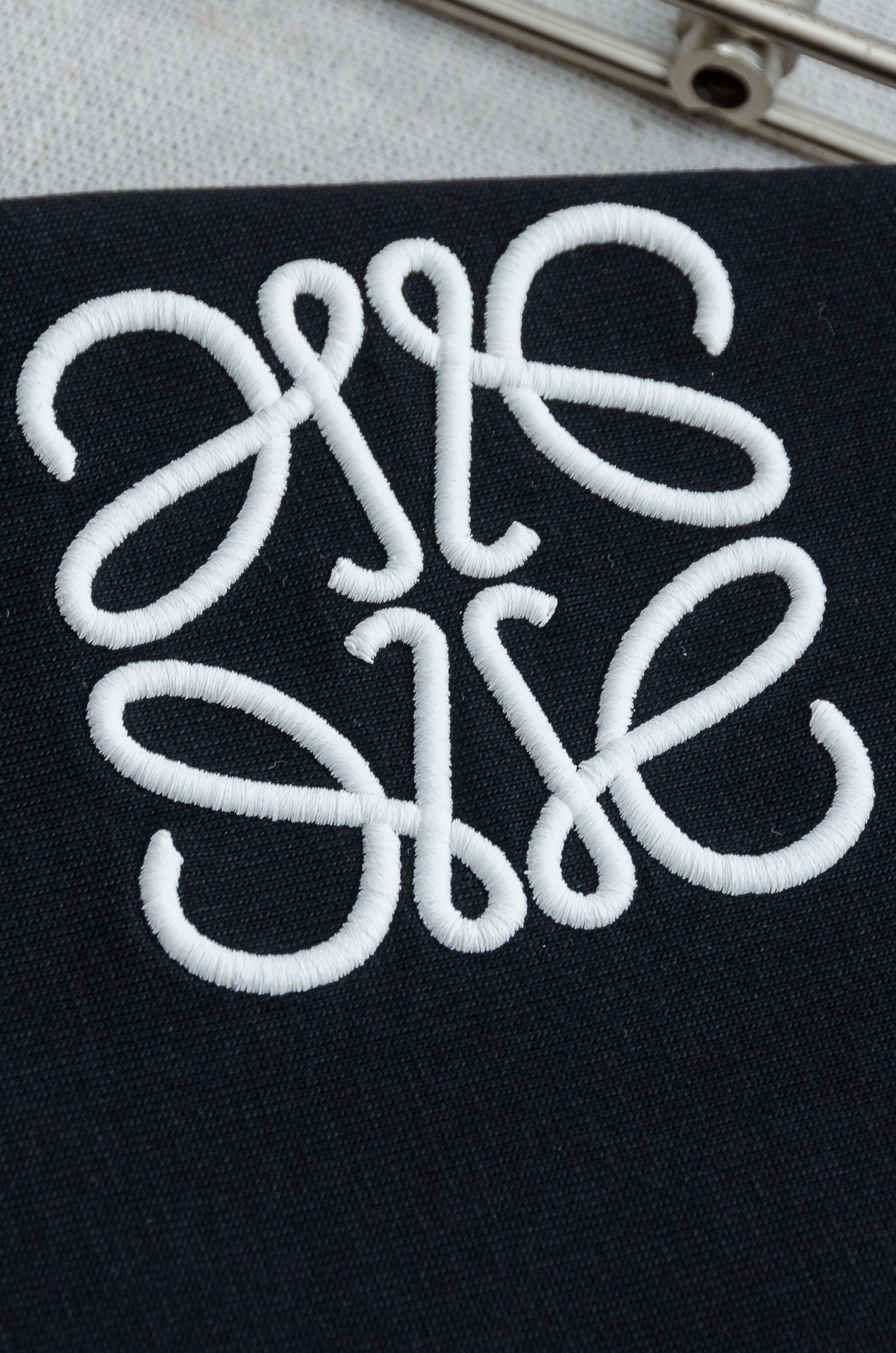 LOEWE罗意威2026SS时尚潮人必备男士休闲圆领短袖T恤衫#设计理念潮流前卫与尚可持续。此款圆领T恤