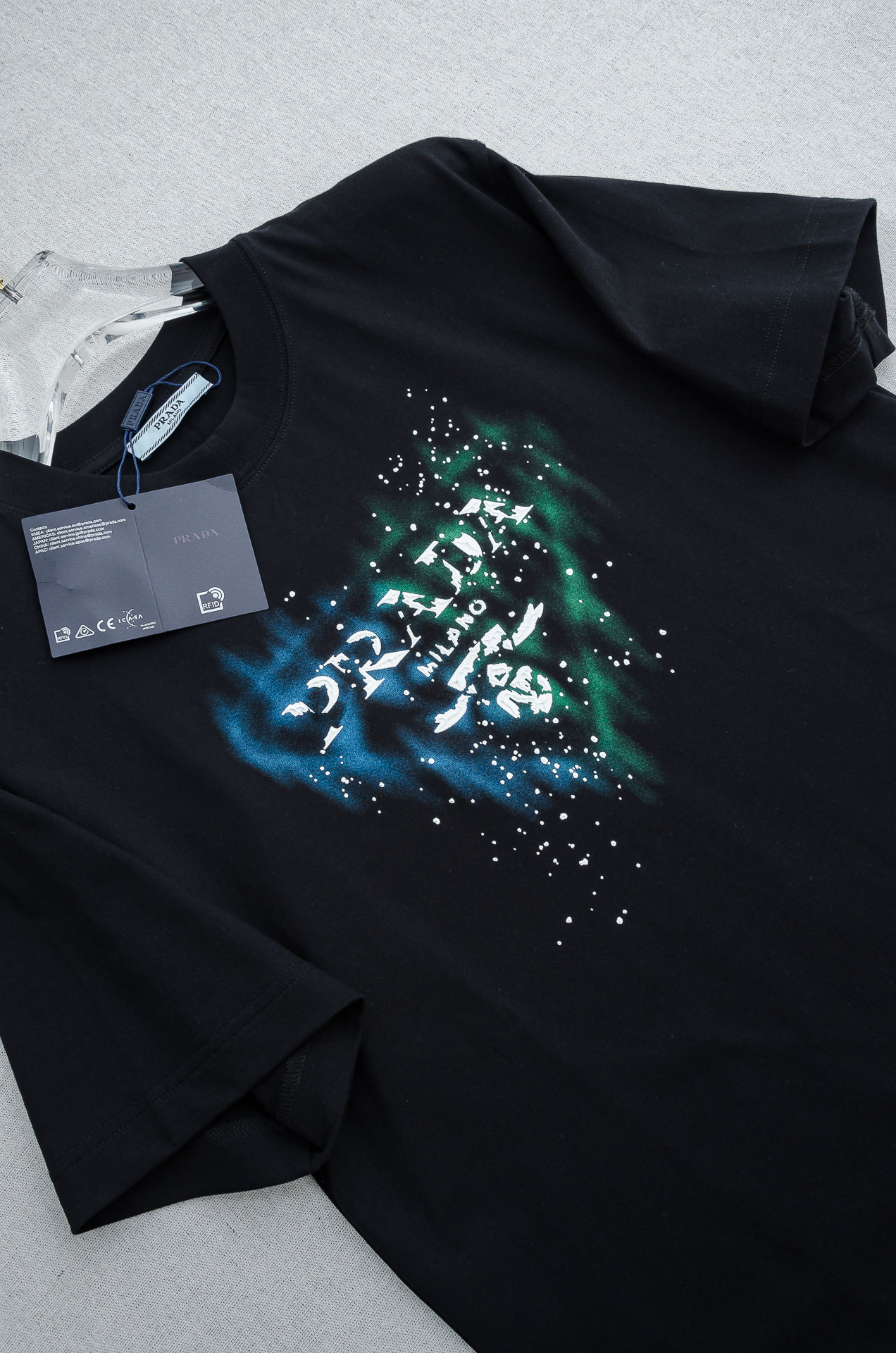 PRADA普拉达2026SS时尚潮人必备男士休闲圆领短袖T恤衫#设计理念潮流前卫与尚可持续。此款圆领T恤