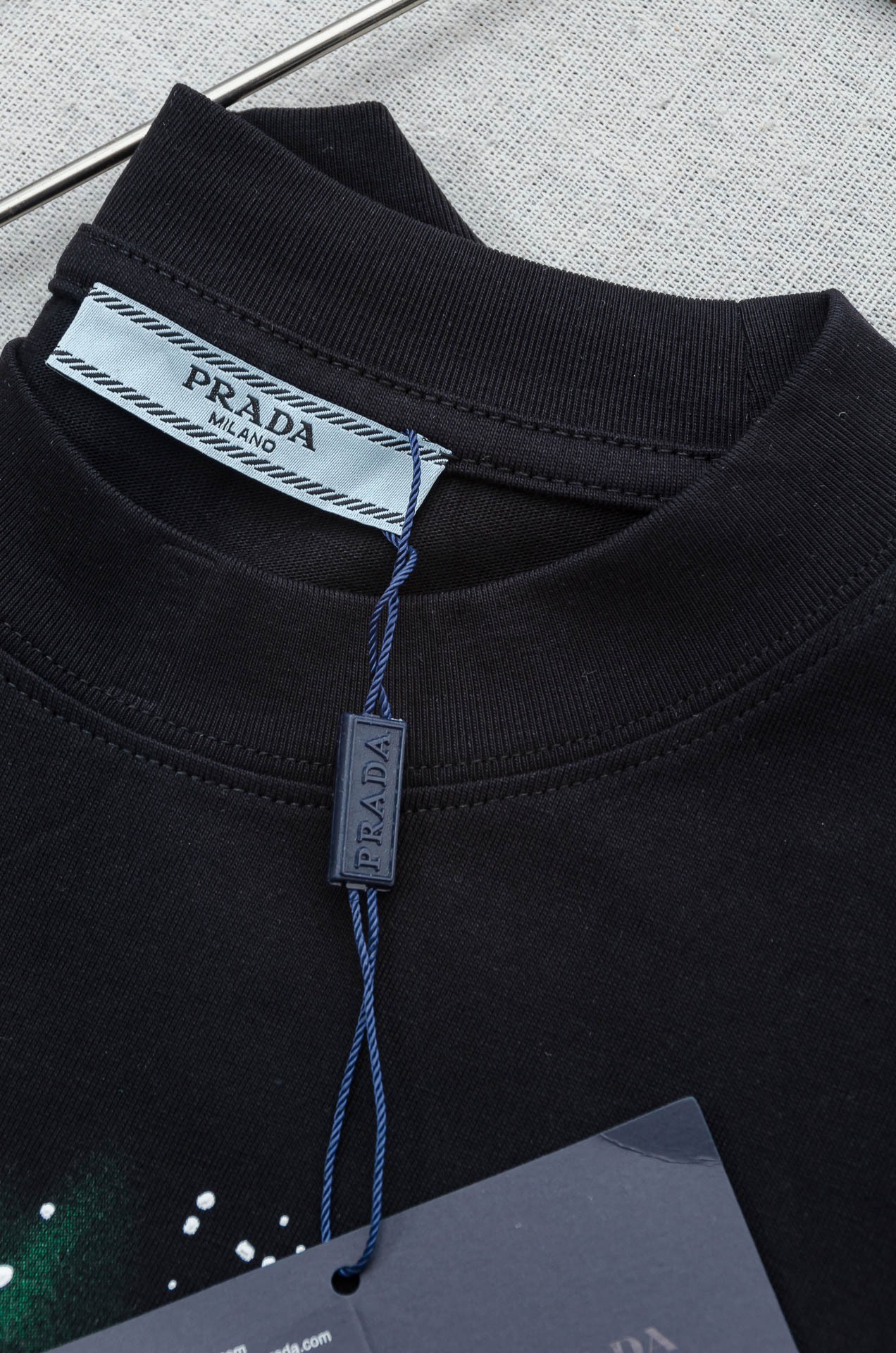 PRADA普拉达2026SS时尚潮人必备男士休闲圆领短袖T恤衫#设计理念潮流前卫与尚可持续。此款圆领T恤