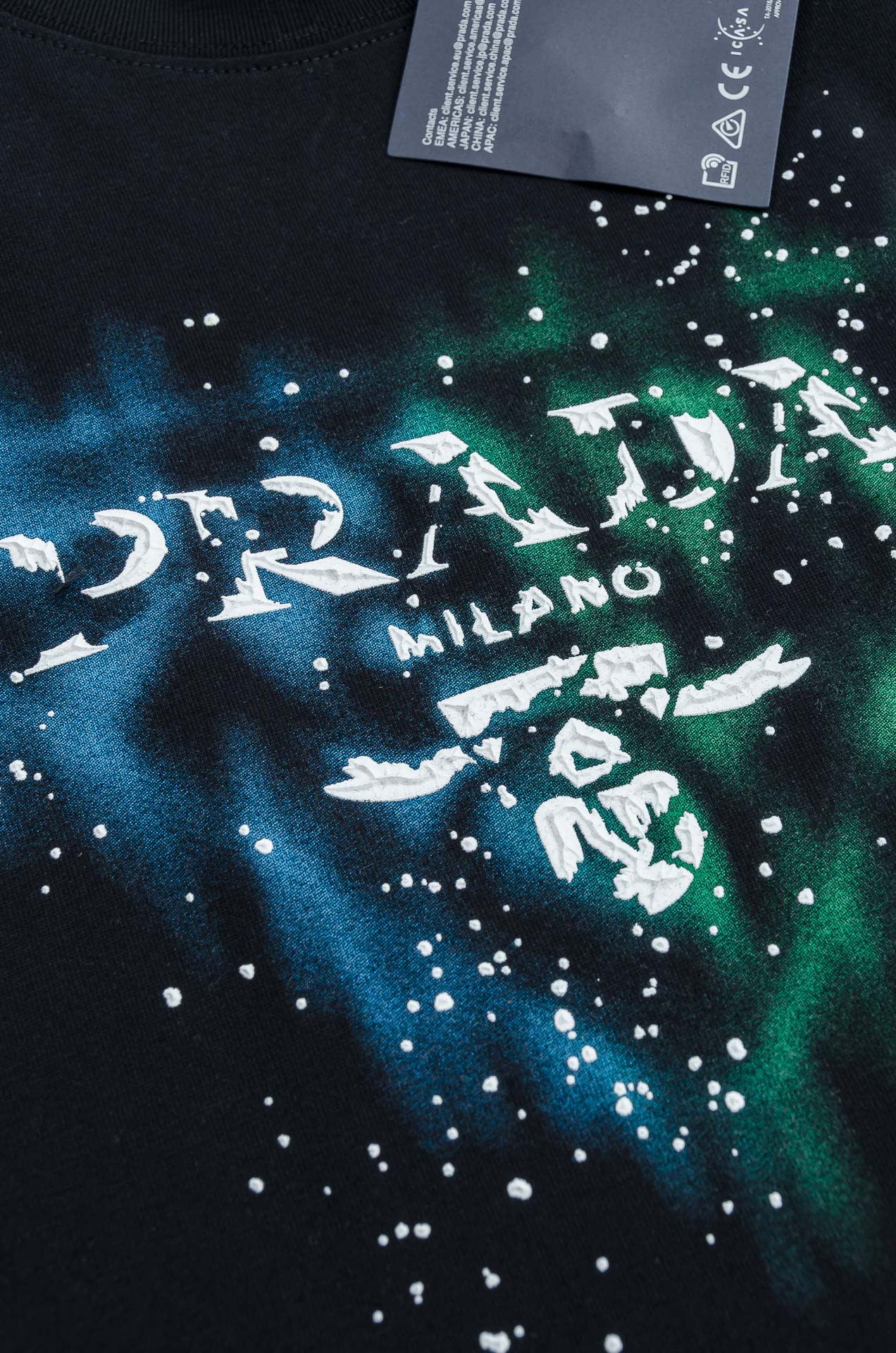 PRADA普拉达2026SS时尚潮人必备男士休闲圆领短袖T恤衫#设计理念潮流前卫与尚可持续。此款圆领T恤