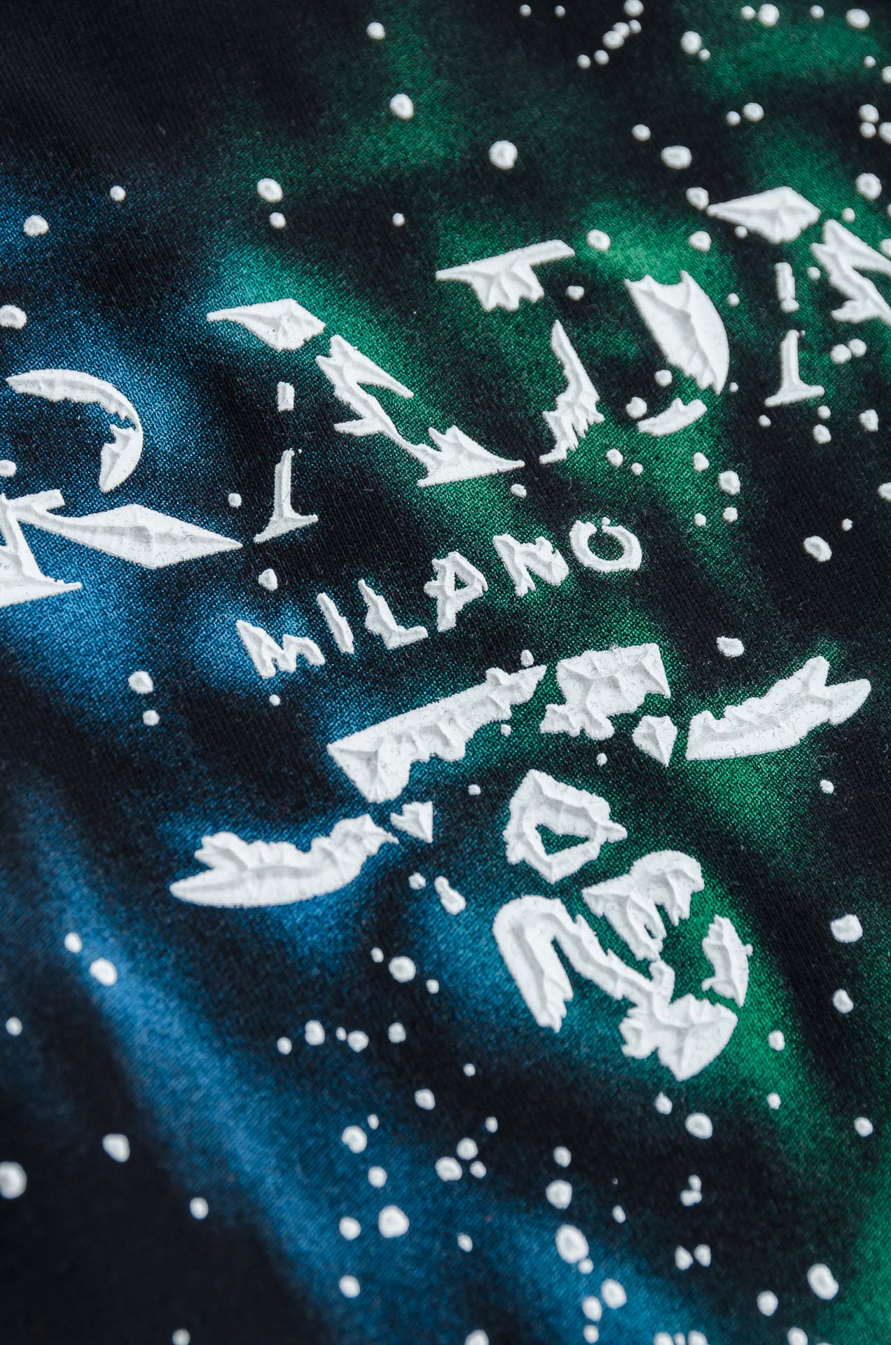 PRADA普拉达2026SS时尚潮人必备男士休闲圆领短袖T恤衫#设计理念潮流前卫与尚可持续。此款圆领T恤