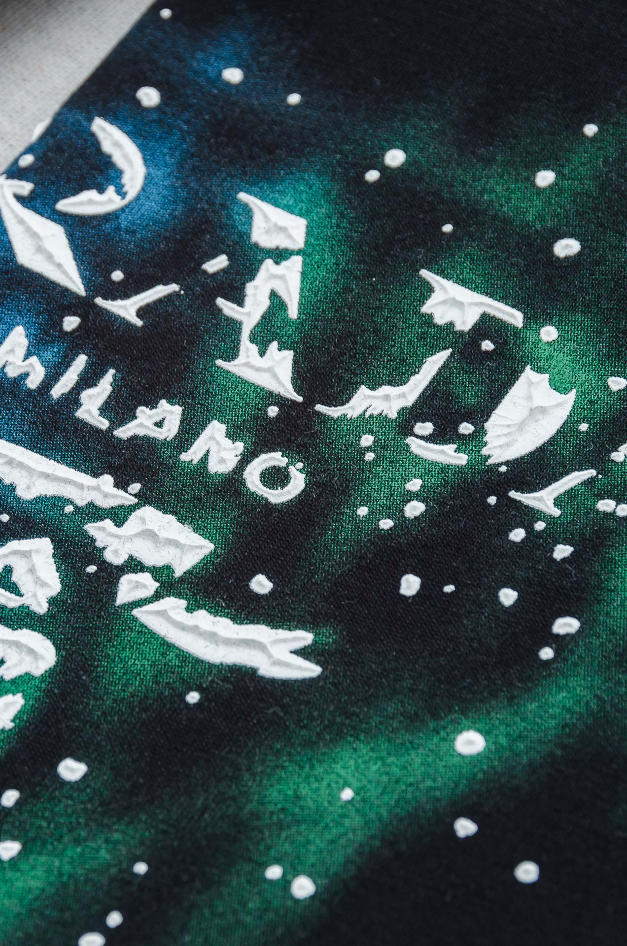 PRADA普拉达2026SS时尚潮人必备男士休闲圆领短袖T恤衫#设计理念潮流前卫与尚可持续。此款圆领T恤