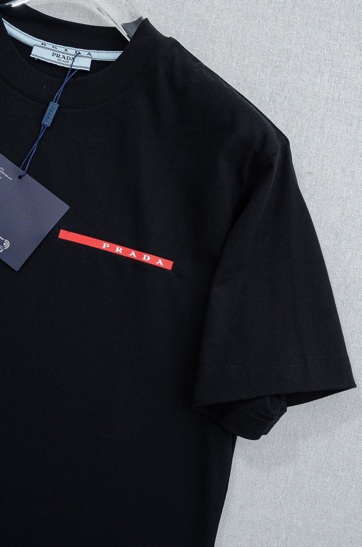 PRADA普拉达2026SS时尚潮人必备男士休闲圆领短袖T恤衫#简约设计前卫与尚可持续。此款圆领T恤的前