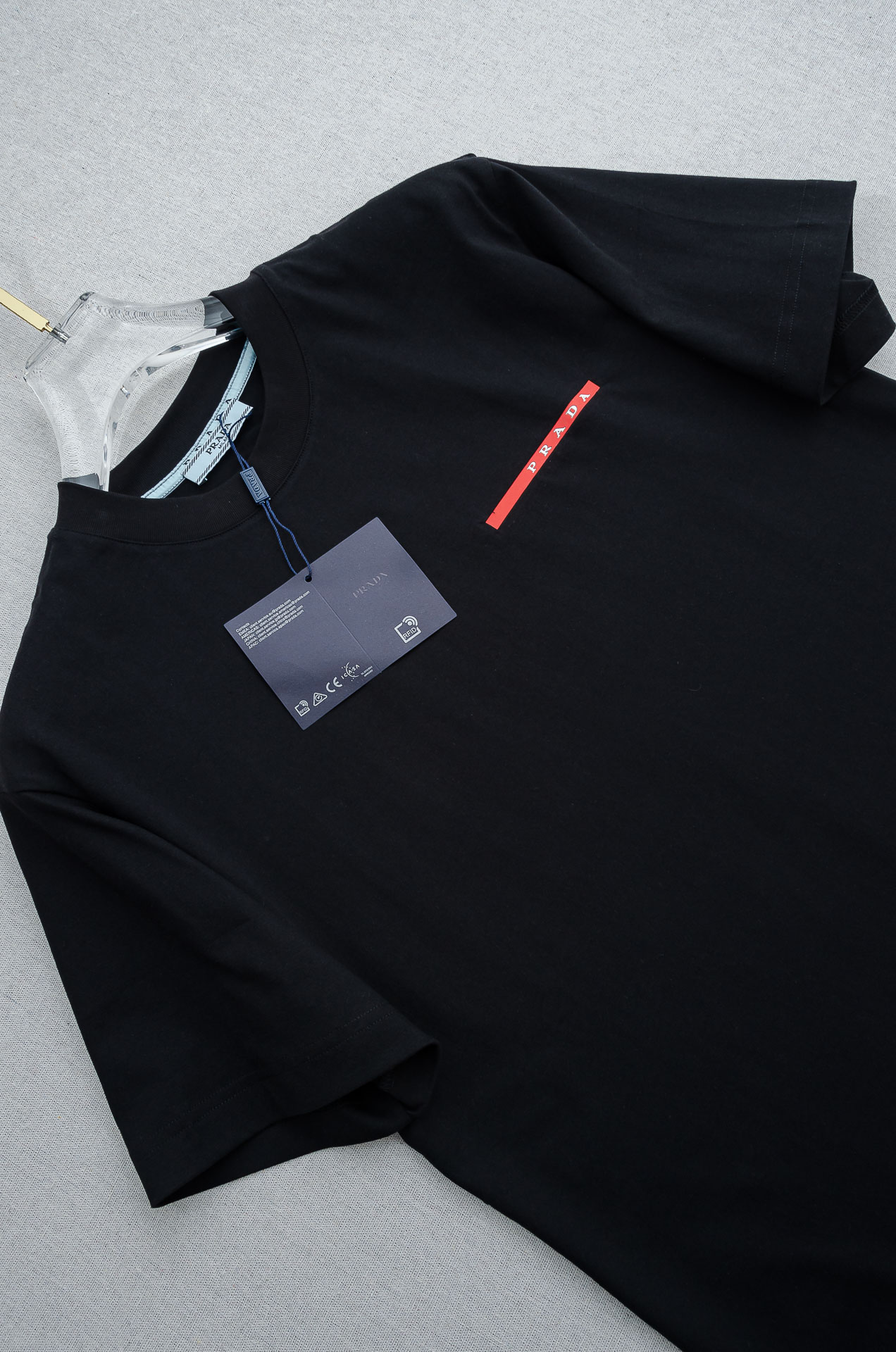 PRADA普拉达2026SS时尚潮人必备男士休闲圆领短袖T恤衫#简约设计前卫与尚可持续。此款圆领T恤的前