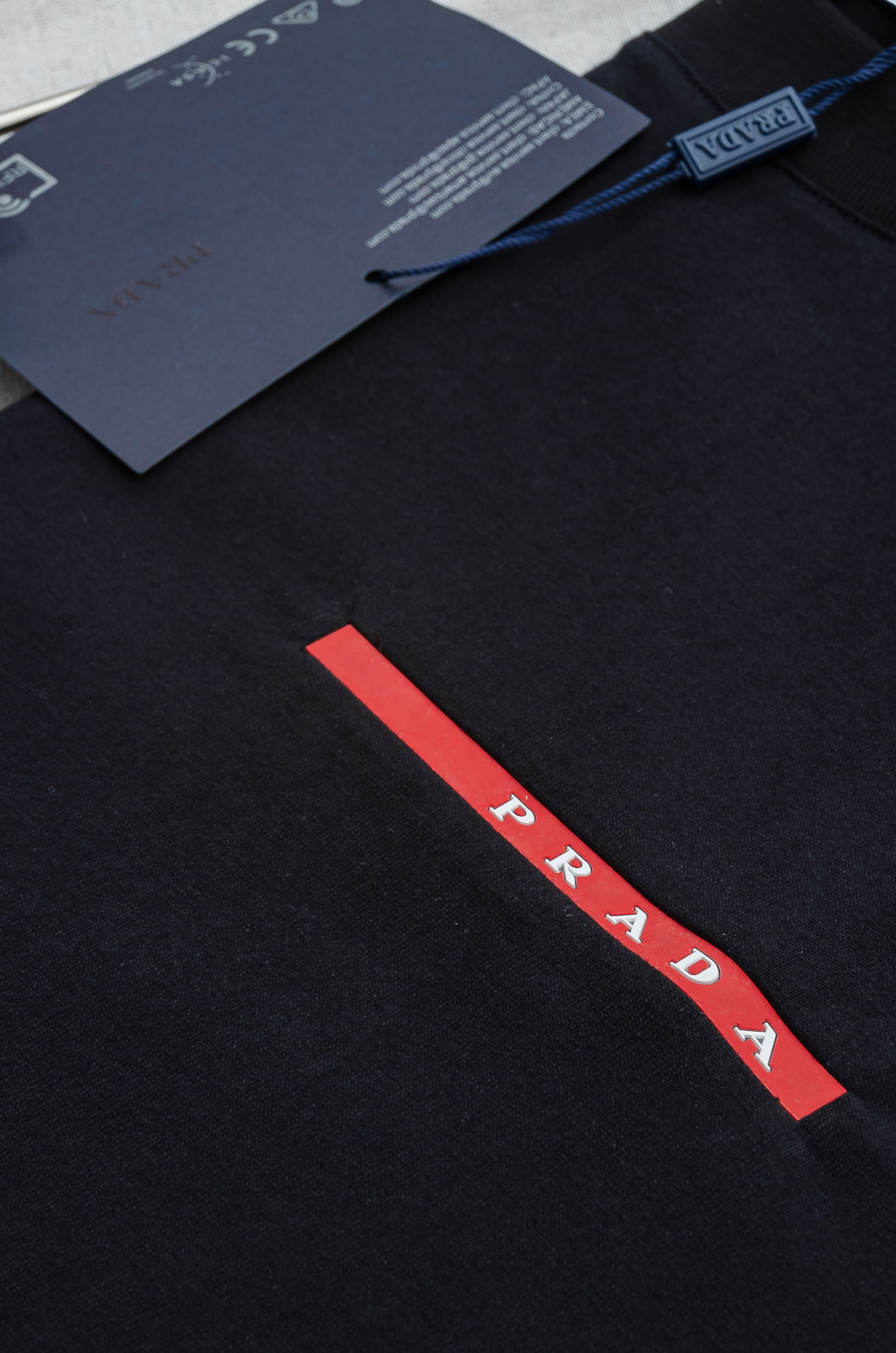 PRADA普拉达2026SS时尚潮人必备男士休闲圆领短袖T恤衫#简约设计前卫与尚可持续。此款圆领T恤的前