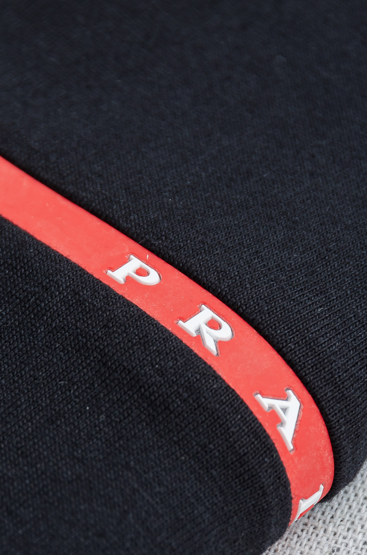 PRADA普拉达2026SS时尚潮人必备男士休闲圆领短袖T恤衫#简约设计前卫与尚可持续。此款圆领T恤的前