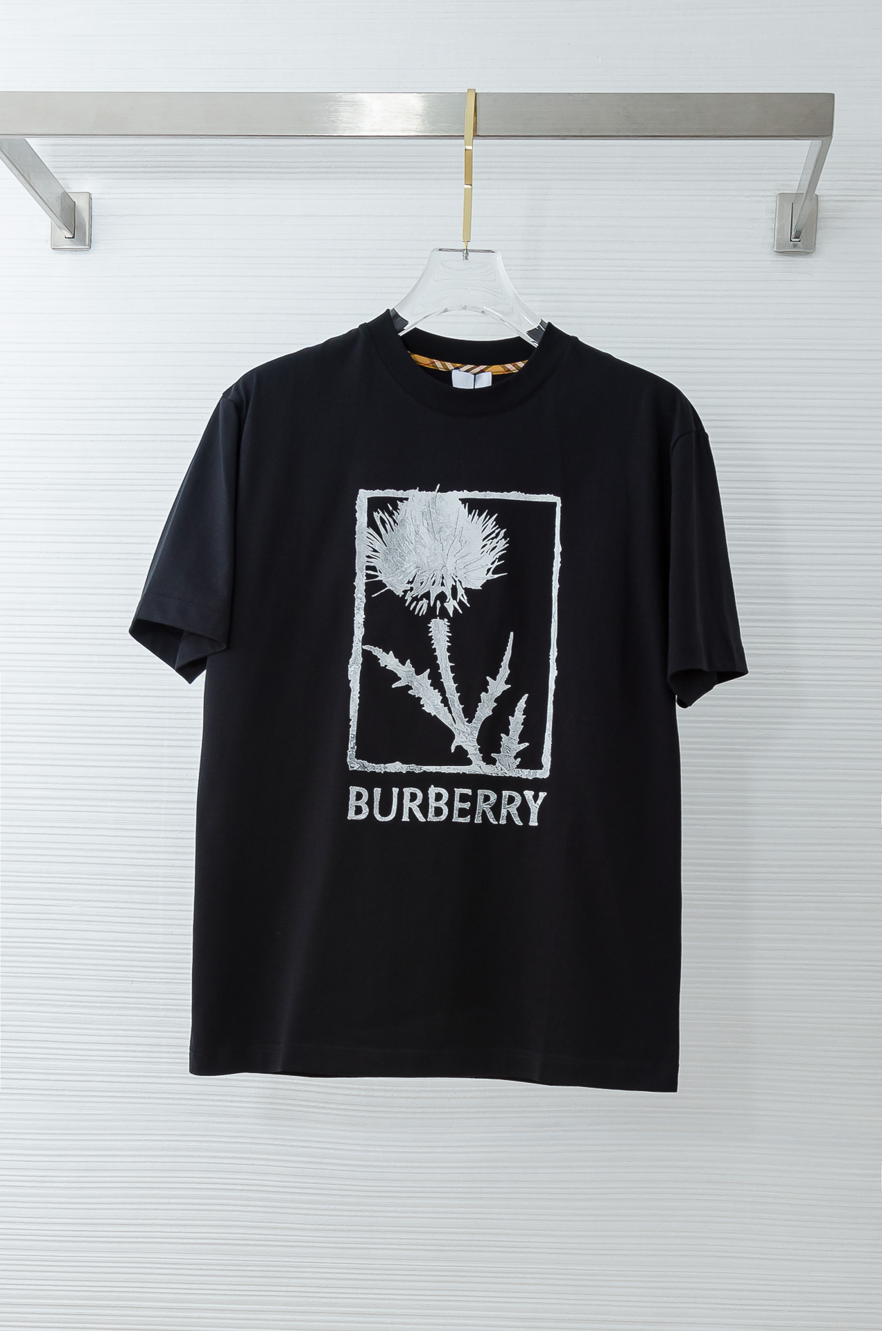 Burberry巴宝莉2026SS时尚潮人必备男士休闲圆领短袖T恤衫#设计理念潮流前卫与尚可持续。此款圆