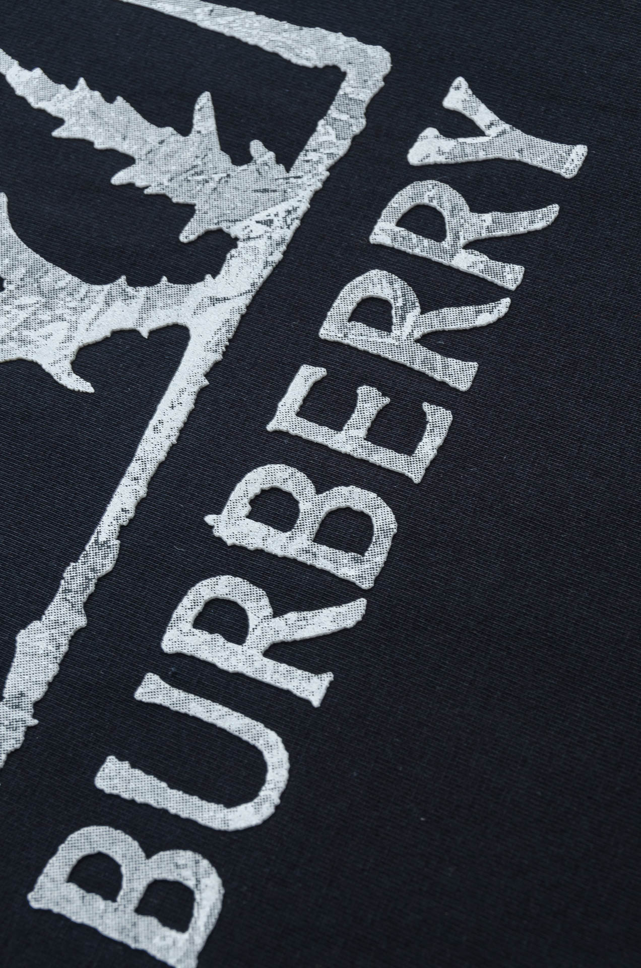 Burberry巴宝莉2026SS时尚潮人必备男士休闲圆领短袖T恤衫#设计理念潮流前卫与尚可持续。此款圆