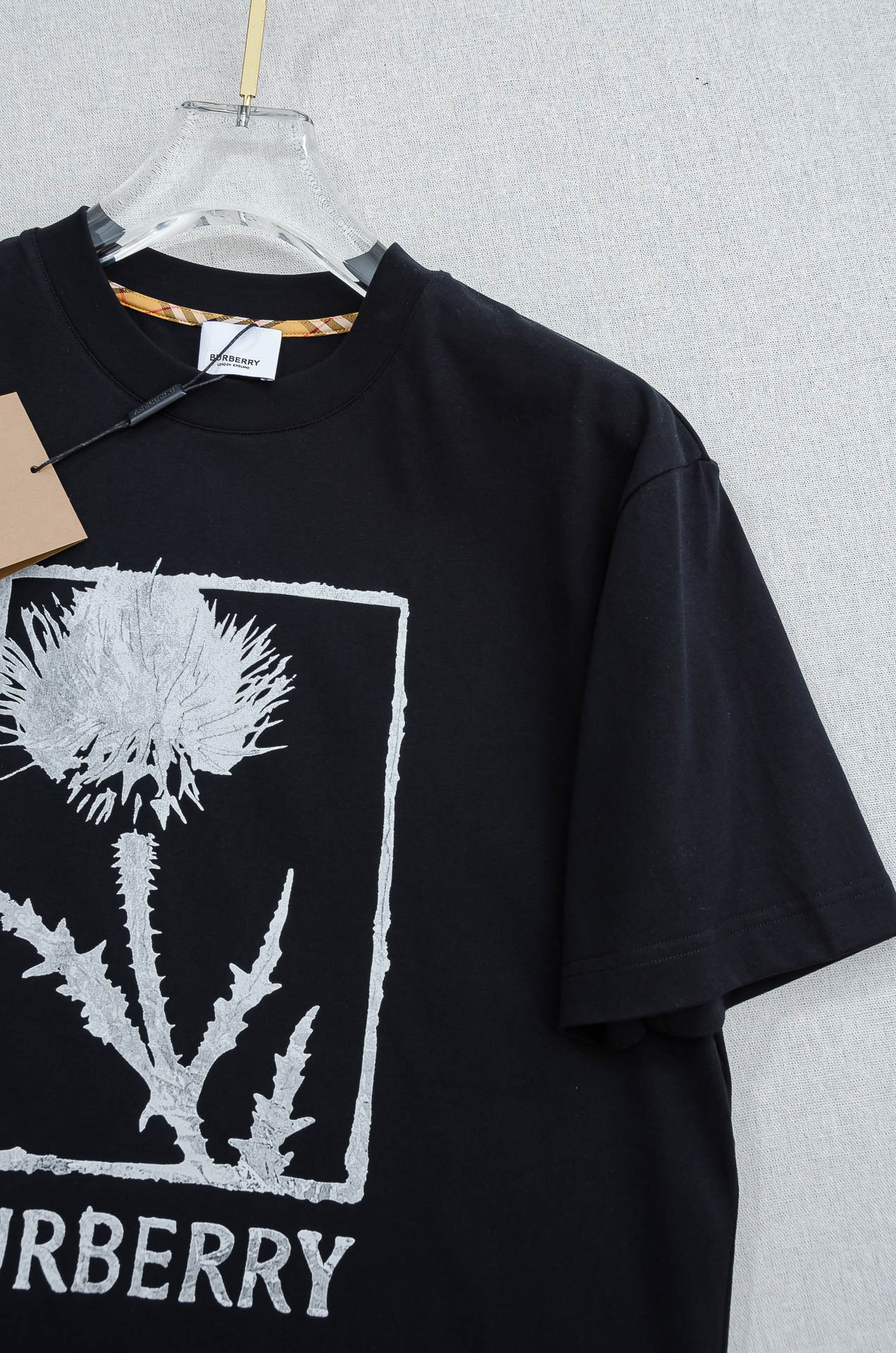 Burberry巴宝莉2026SS时尚潮人必备男士休闲圆领短袖T恤衫#设计理念潮流前卫与尚可持续。此款圆