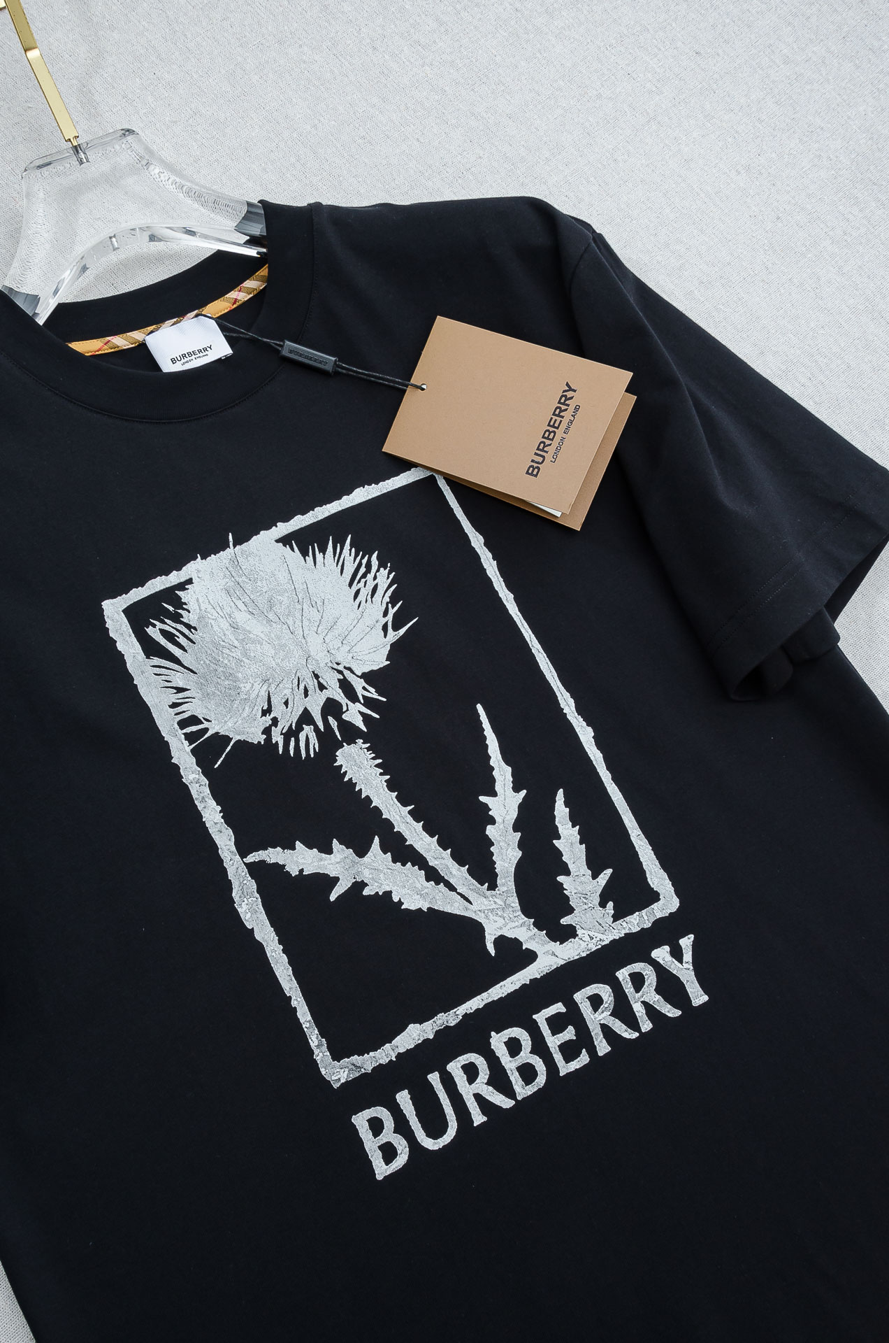 Burberry巴宝莉2026SS时尚潮人必备男士休闲圆领短袖T恤衫#设计理念潮流前卫与尚可持续。此款圆