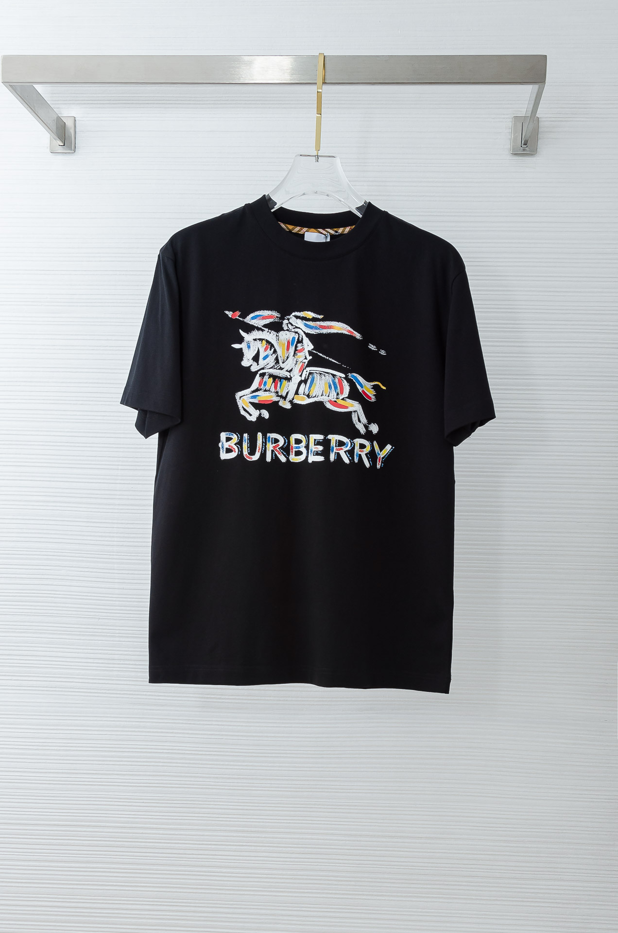 Burberry巴宝莉2026SS时尚潮人必备男士休闲圆领短袖T恤衫#设计理念潮流前卫与尚可持续。此款圆