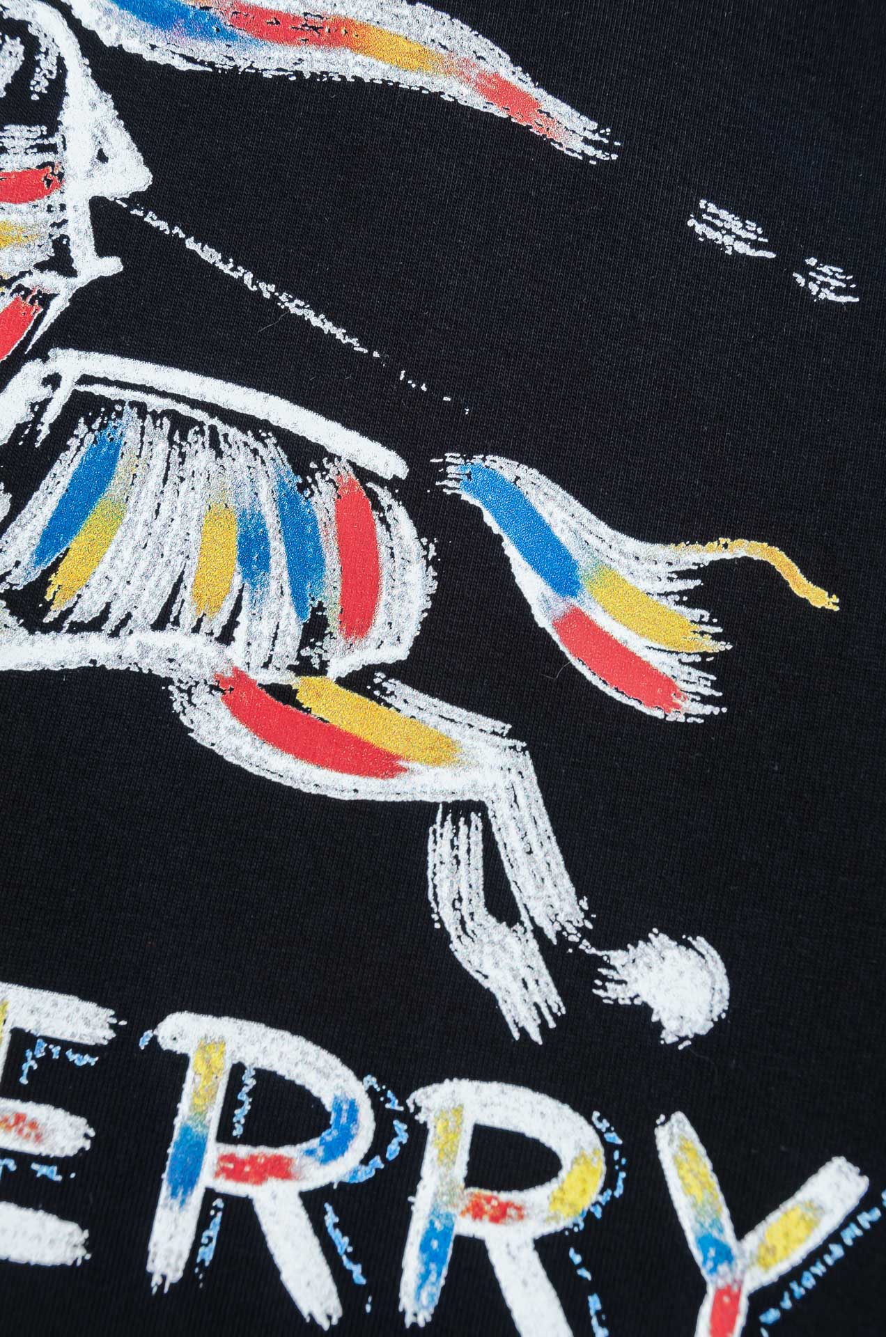 Burberry巴宝莉2026SS时尚潮人必备男士休闲圆领短袖T恤衫#设计理念潮流前卫与尚可持续。此款圆